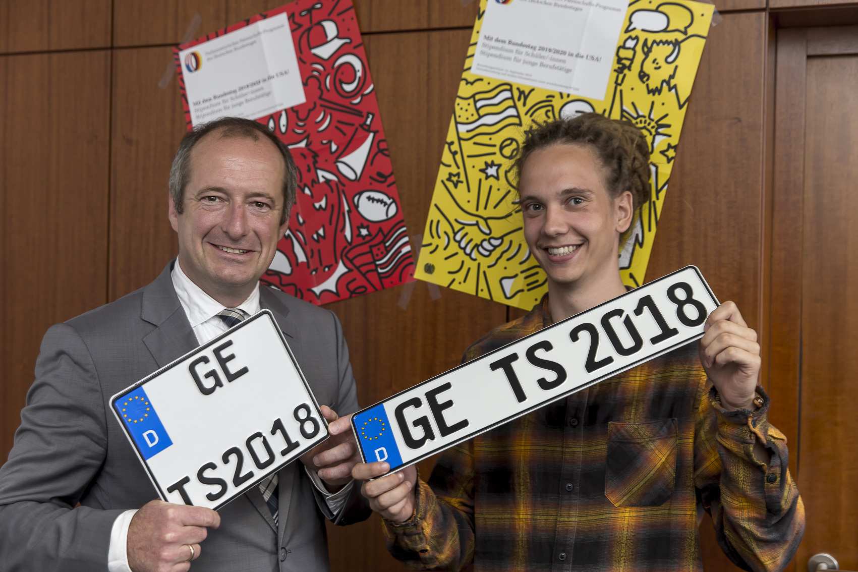 Ein Tipp von Oliver Wittke an den Stipendiaten: Über deutsche Kennzeichen freut sich die Gastfamilie sicherlich besonders.