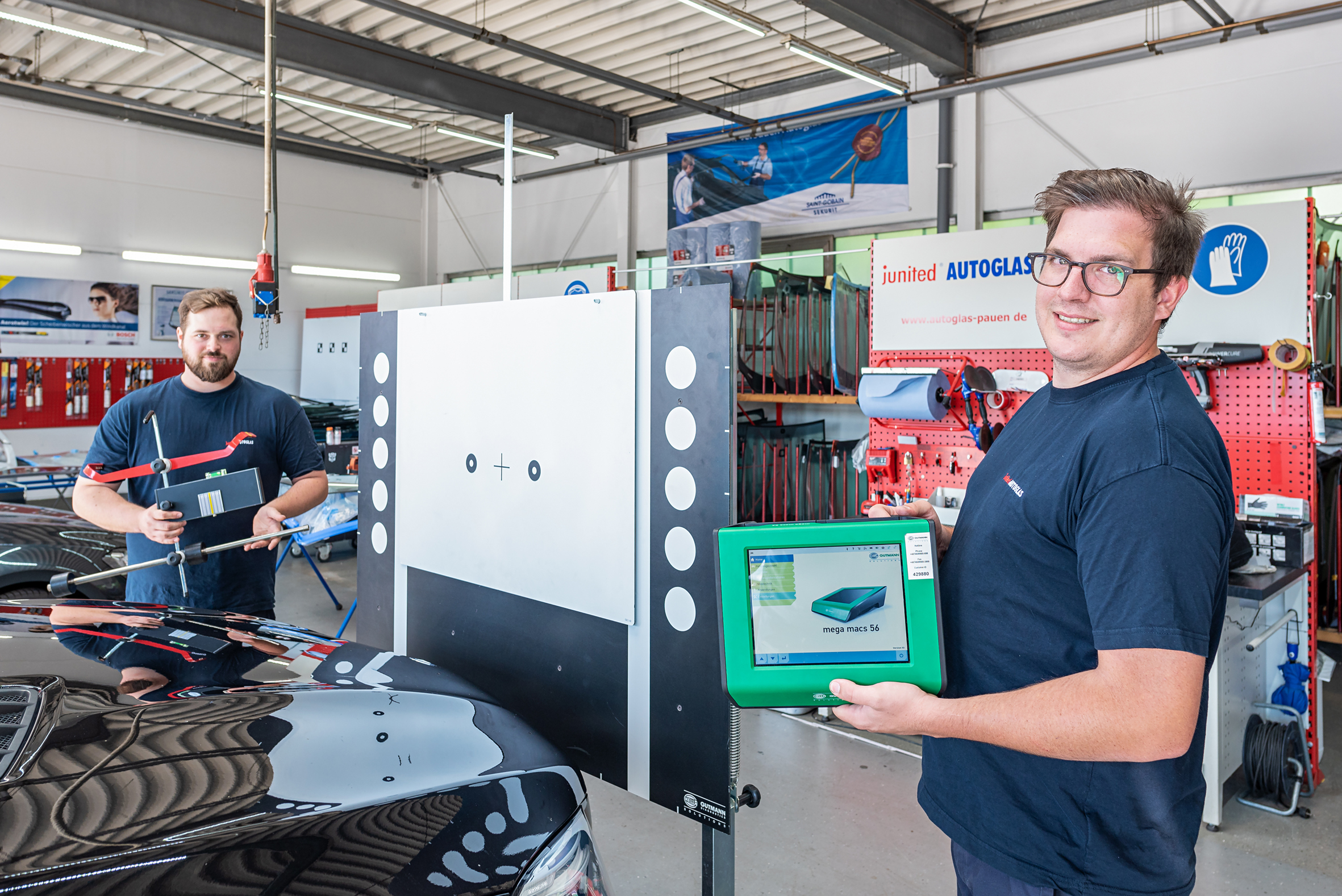 Team von Junited Autoglas Pauen ermöglicht einen schnellen Scheibentausch samt der Kalibrierung aller Sicherheitssysteme – nach zwei bis drei Stunden ist das Fahrzeug abholbereit. Auf dem Foto: Tobias Pauen (rechts) und Conny Reinhardt.