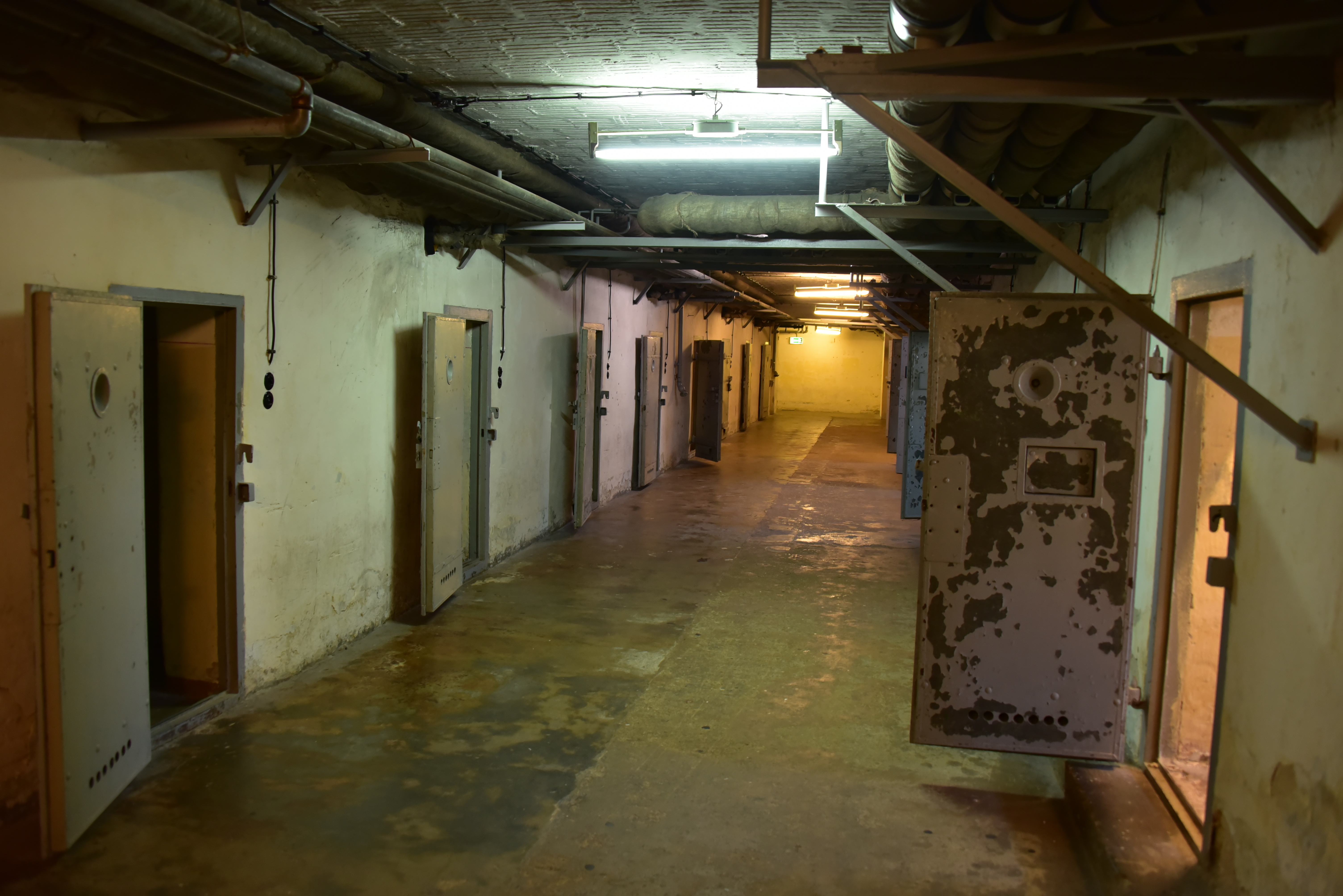 Zellengang im Stasi-Gefängnis. Hier vegetierten Menschen wie Tiere - sie mussten Wochen oder Monate unter menschenunwürdigen Bedingungen dort leben. Mit schimmeligen Haaren...Foto: Guntmar Kipphardt
