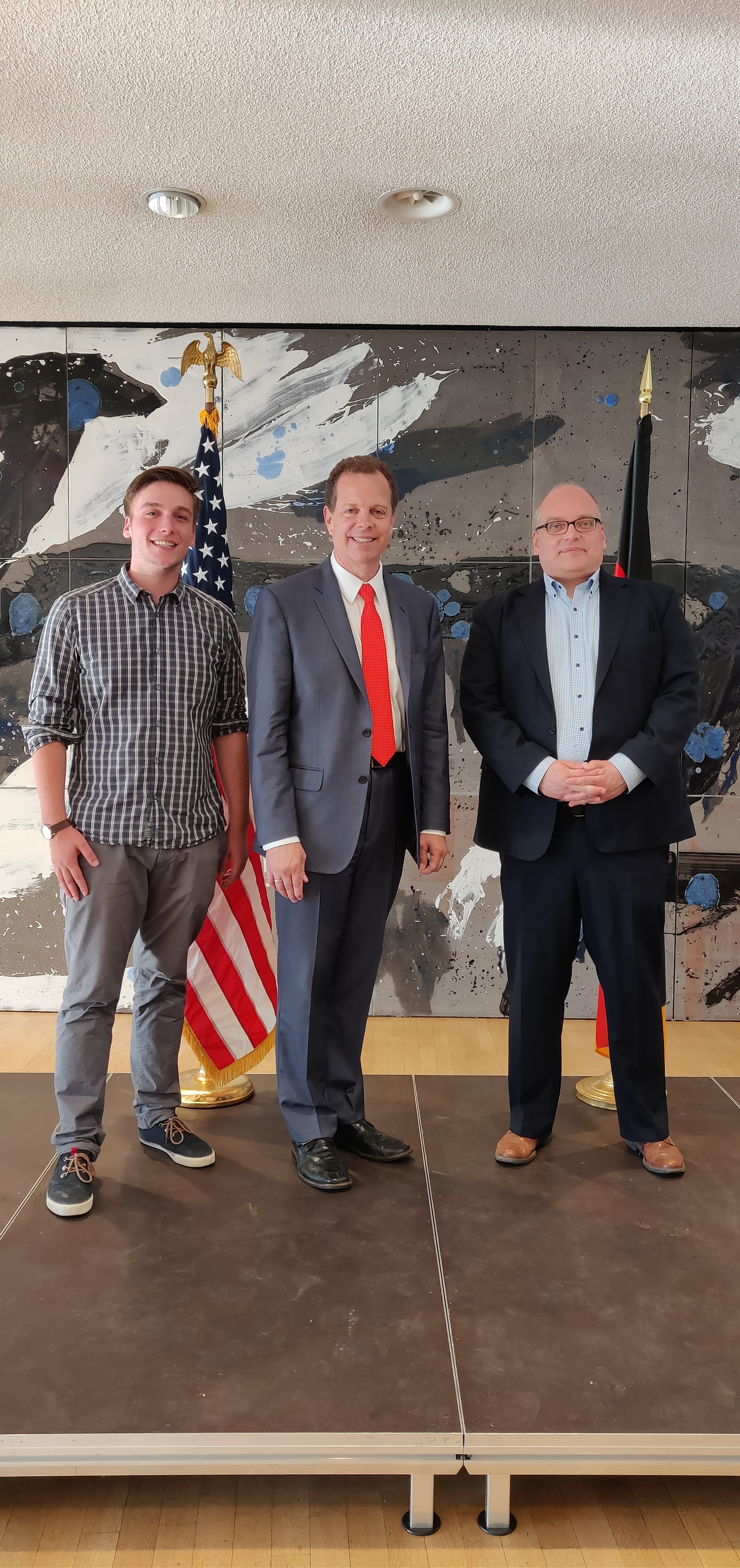 Unser Foto zeigt (v.l.) Altschüler Vito Heinen, US-Generalkonsul Michael Keller und Lehrer Karsten Brill (der zum Ende des vergangenen Schuljahres das Gymnasium Werden verlassen hat).