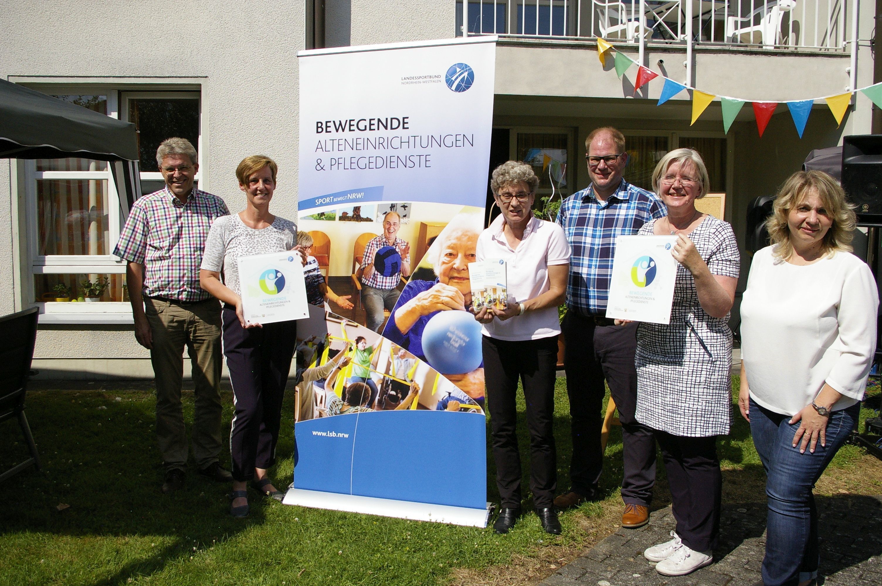 Auszeichnung beim Sommerfest (v.l.): Dieter Langer (SV Neptun), Renate Maiworm (SV Neptun), Margret Eberl (Landessportbund NRW), Christian Eickelmann (Kreissportbund), Brigitte Schüttler (Einrichtungsleiterin), Svetlana Martjan (Mitarbeiterin Ernst-Wilm-Haus).