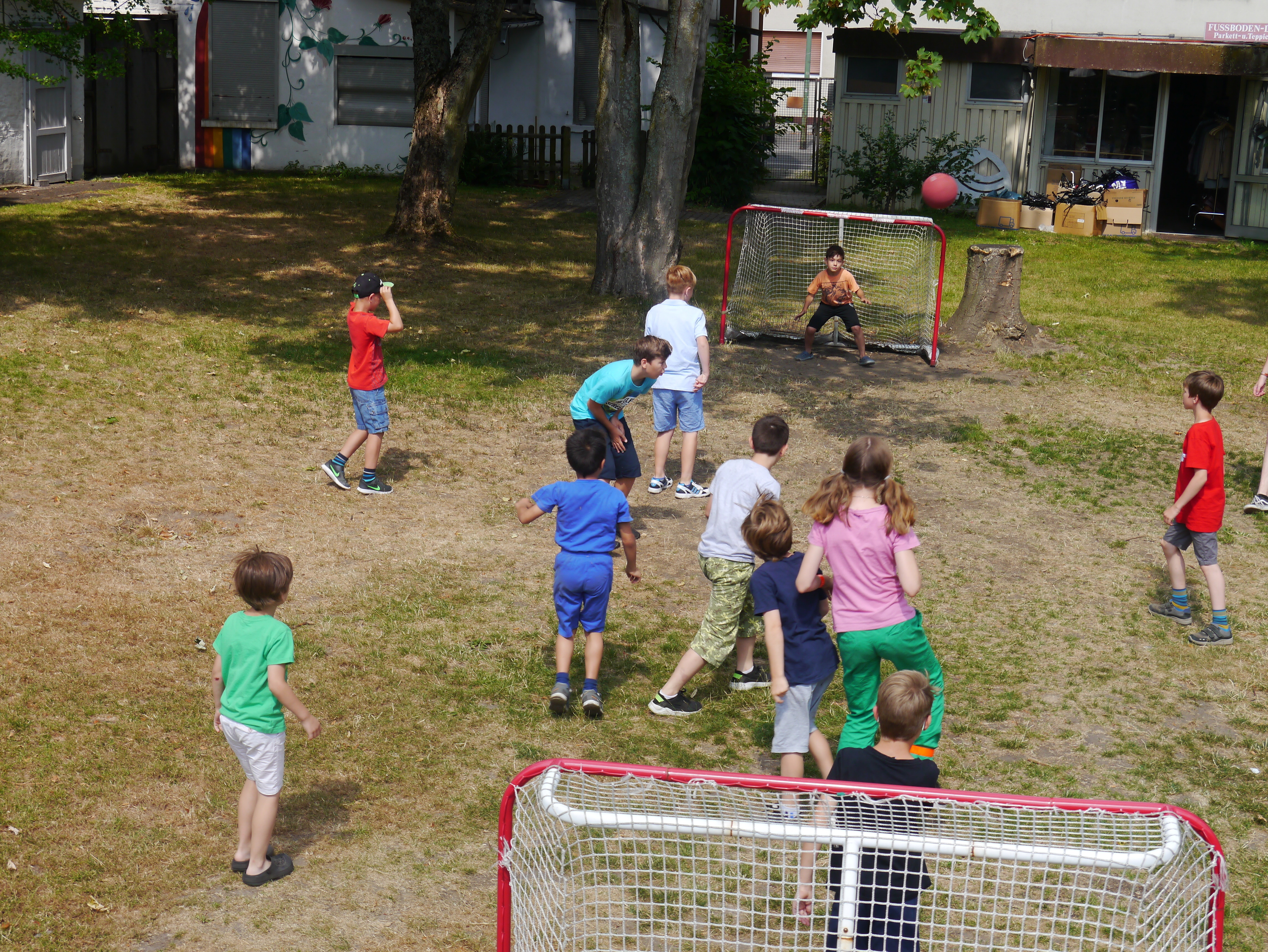 Fußball geht immer: Zwischendurch wird gekickt. Für die Abkühlung stehen sogar kleine Swimmingpools bereit.
Fotos: Landgraf
Sieglinde Schigulski und das Team sind sehr einfallsreich bei dem, was und wie sie es den Kindern auftischen.
