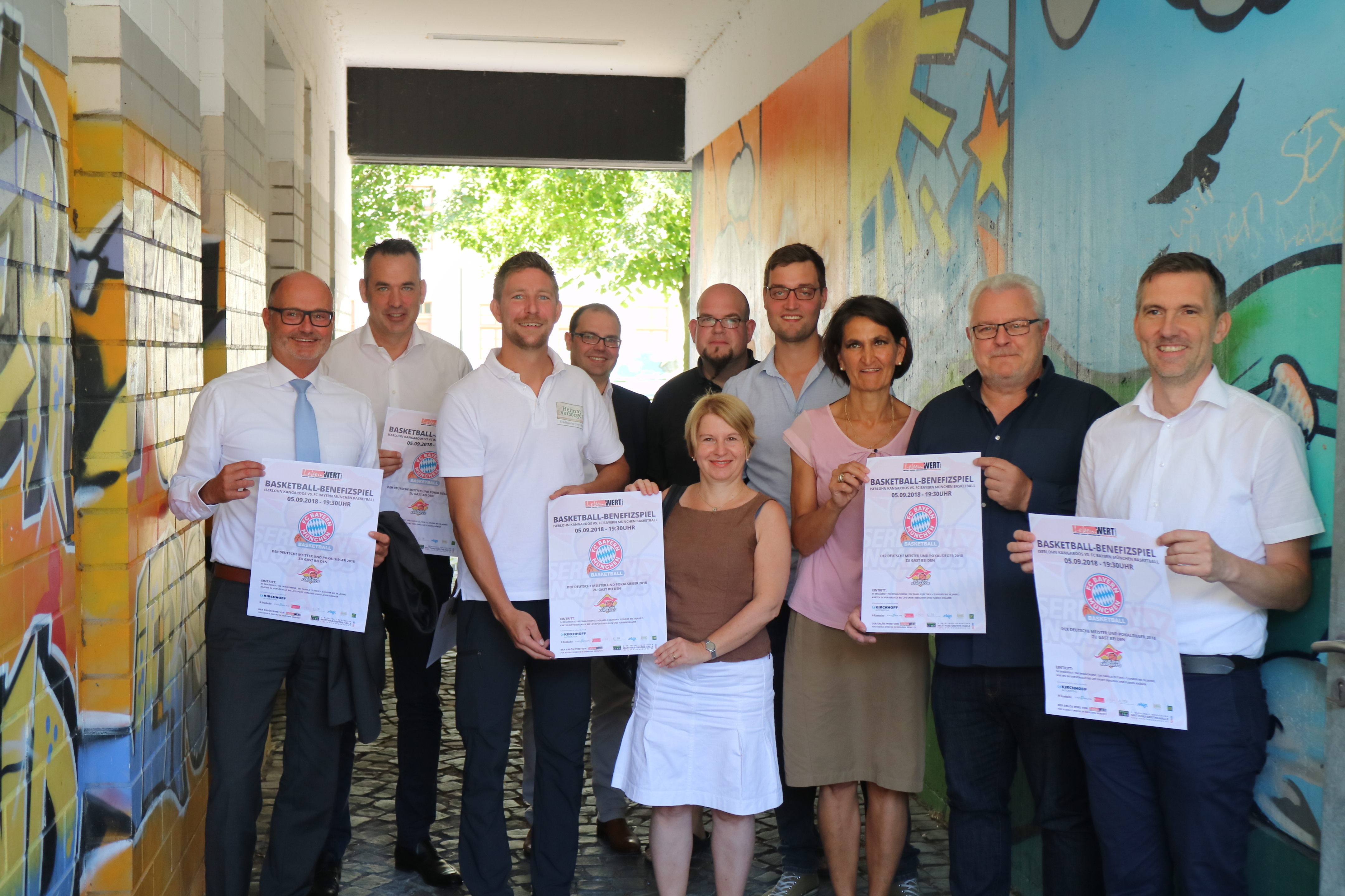 Die Verantwortlichen von LebensWert und der Iserlohn Kangaroos hoffen zusammen mit den Sponsoren auf eine ausverkaufte Matthias-Grothe-Halle. Foto: Goor-Schotten