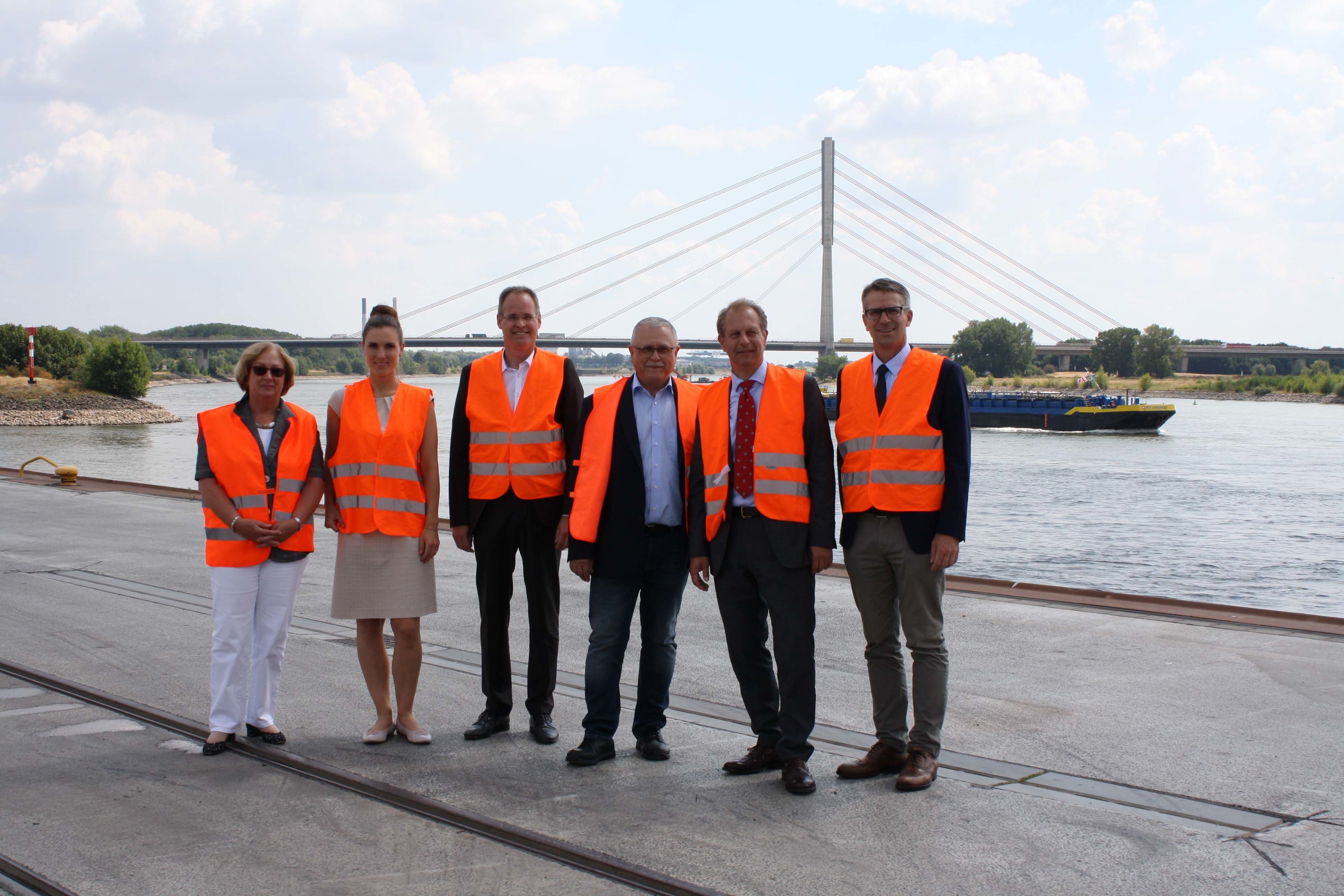 Gruppenbild am Hafen: Weseler und Dinslakener Unternehmer mit Alexandra Nitsche (2.v.l.), Marketing DeltaPort, und Martin Jonetzko (2.v.r.), stellvertretender Hauptgeschäftsführer des Unternehmerverbandes. (Foto: Unternehmerverband)