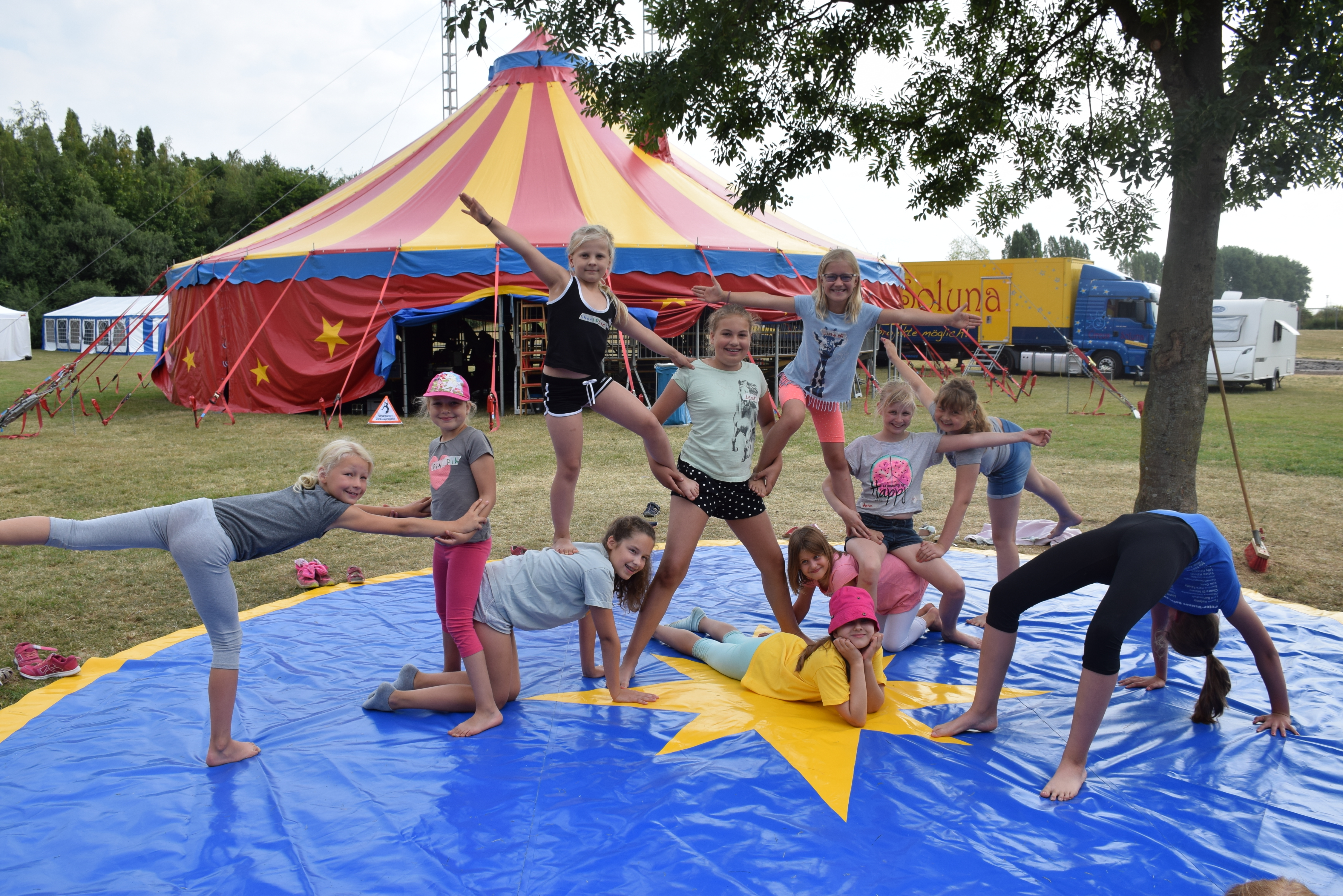 In wenigen Tagen werden beim „Circus Leben“ auf der Baumberger Bürgerwiese aus 6- bis 14-Jährigen echte Artisten.