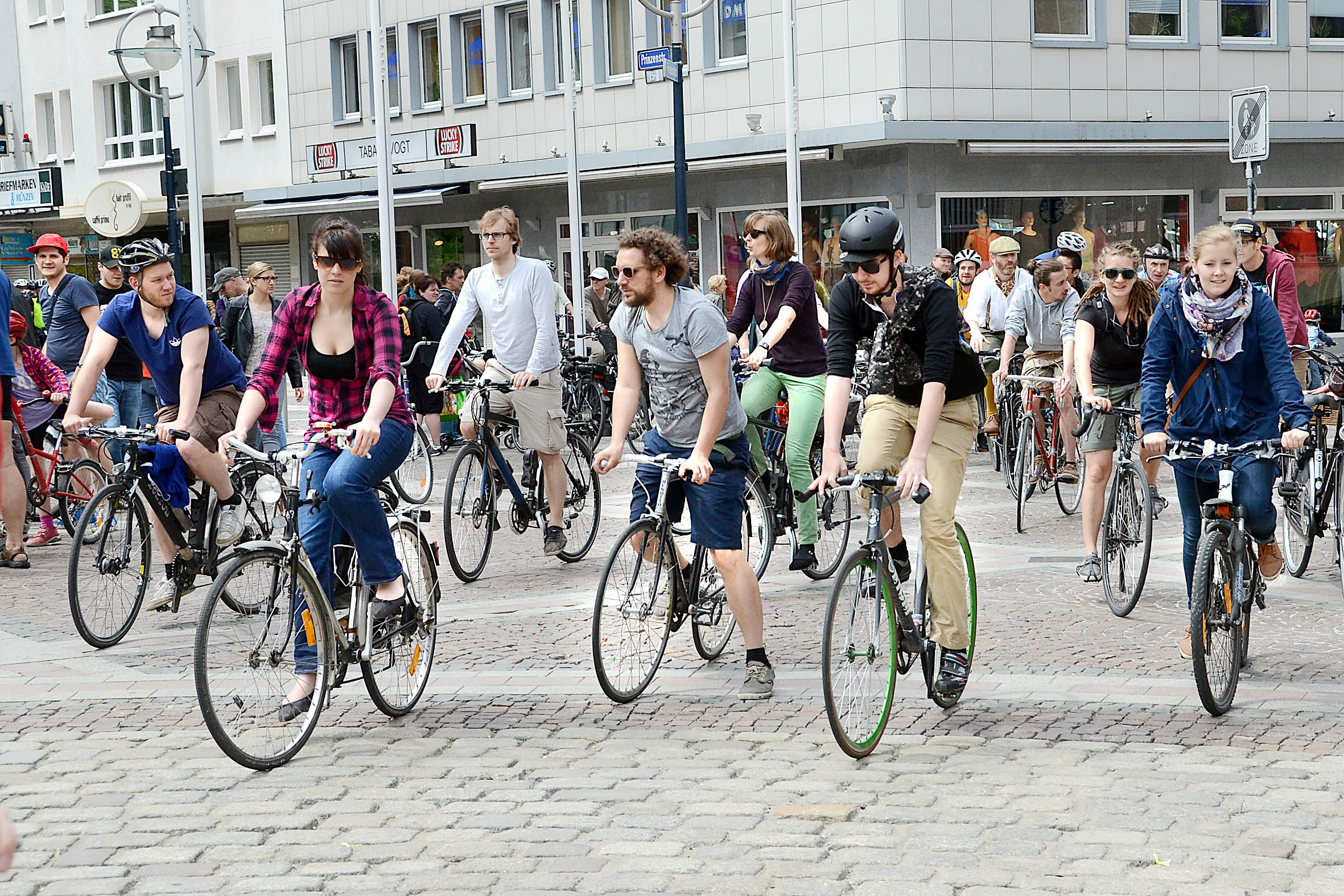 Auch heute Abend, 20. Juli, treffen sich auf dem Friedensplatz um 19 Uhr Radfahrer. Die Initiative Critical Mass lädt jeden dritten Freitag ein, eine Strecke gemeinsam zu radeln.