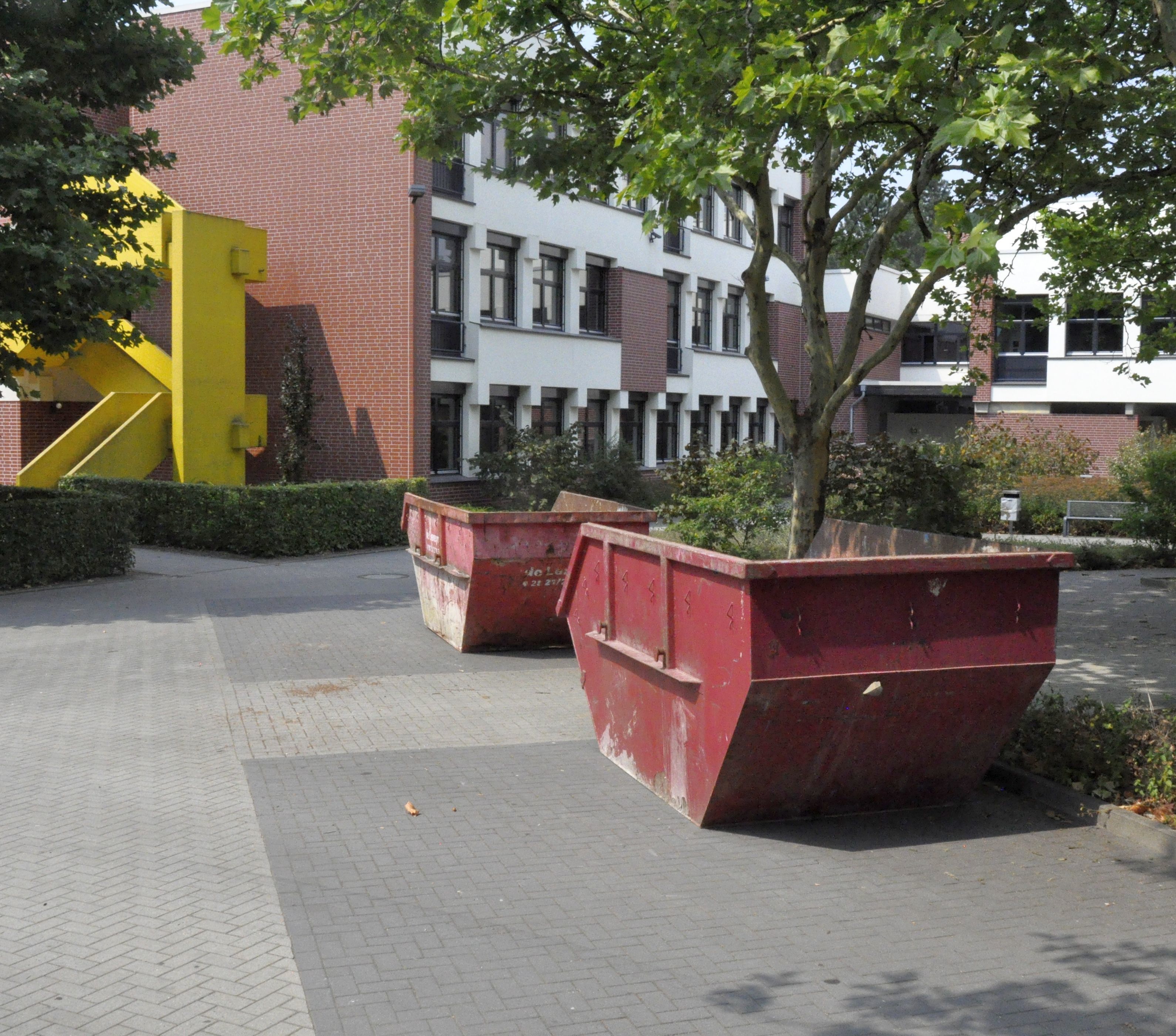 Am Berufskolleg in Kleve herrscht derzeit ein Höllenlärm. Derzeit Derzeit wird mit Stemmhammern Estrich aus den Fluren entfernt. Eine mühselige Arbeit. für die Sanierung der Berufskolleg in Kleve wird der Kreis Kleve als Schulträger insgesamt 40 Millionen Euro ausgeben