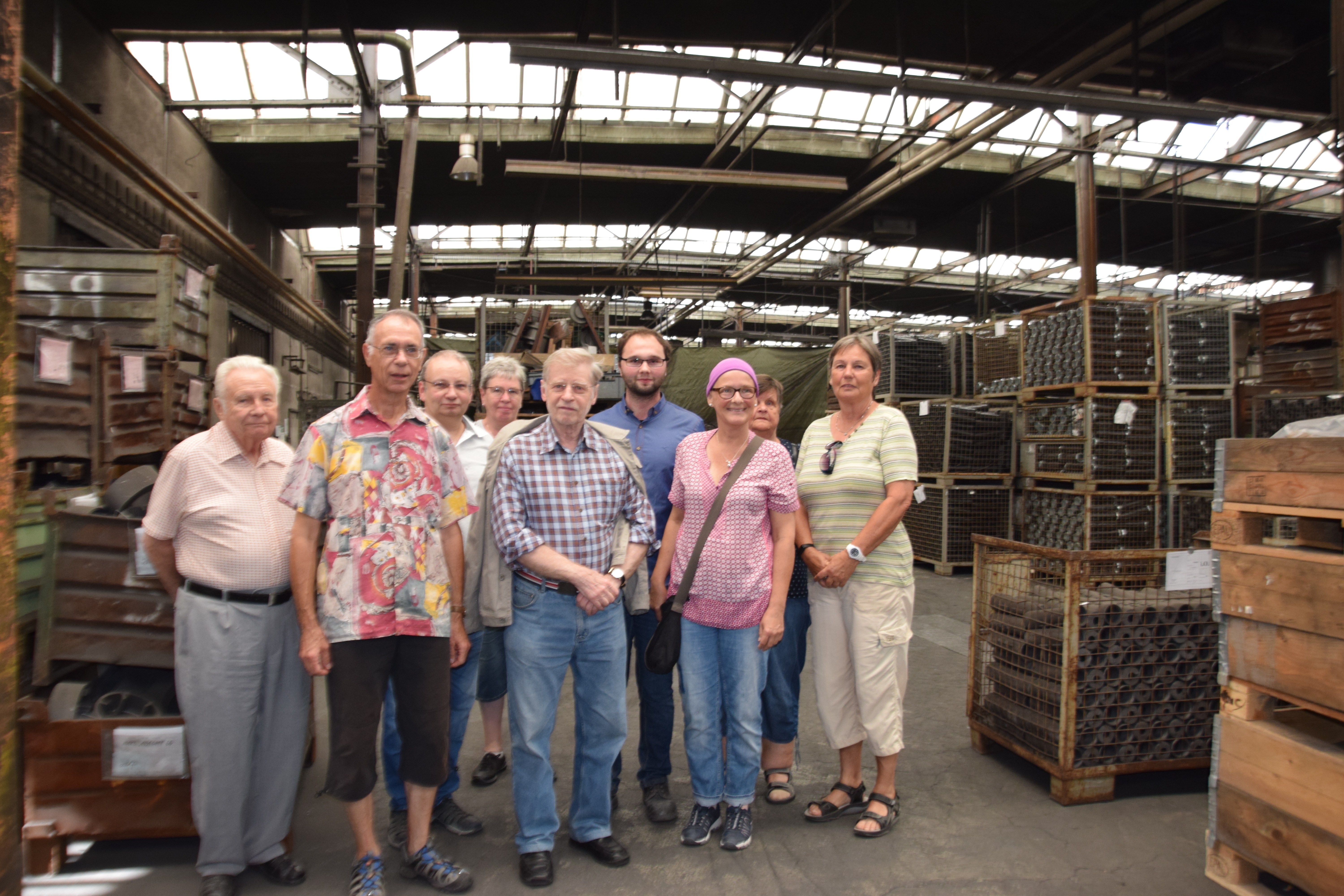 Rund 20 Besucher nahmen an der Besichtigung der Gießerei statt, die die SPD Velbert in ihrem Sommerprogramm angeboten hat. Hier die Gruppe, die Kevin Knackert (4.v.r.), Abteilungsleiter bei der GEW Guss, durch den Betrieb führte. Fotos: Schröder