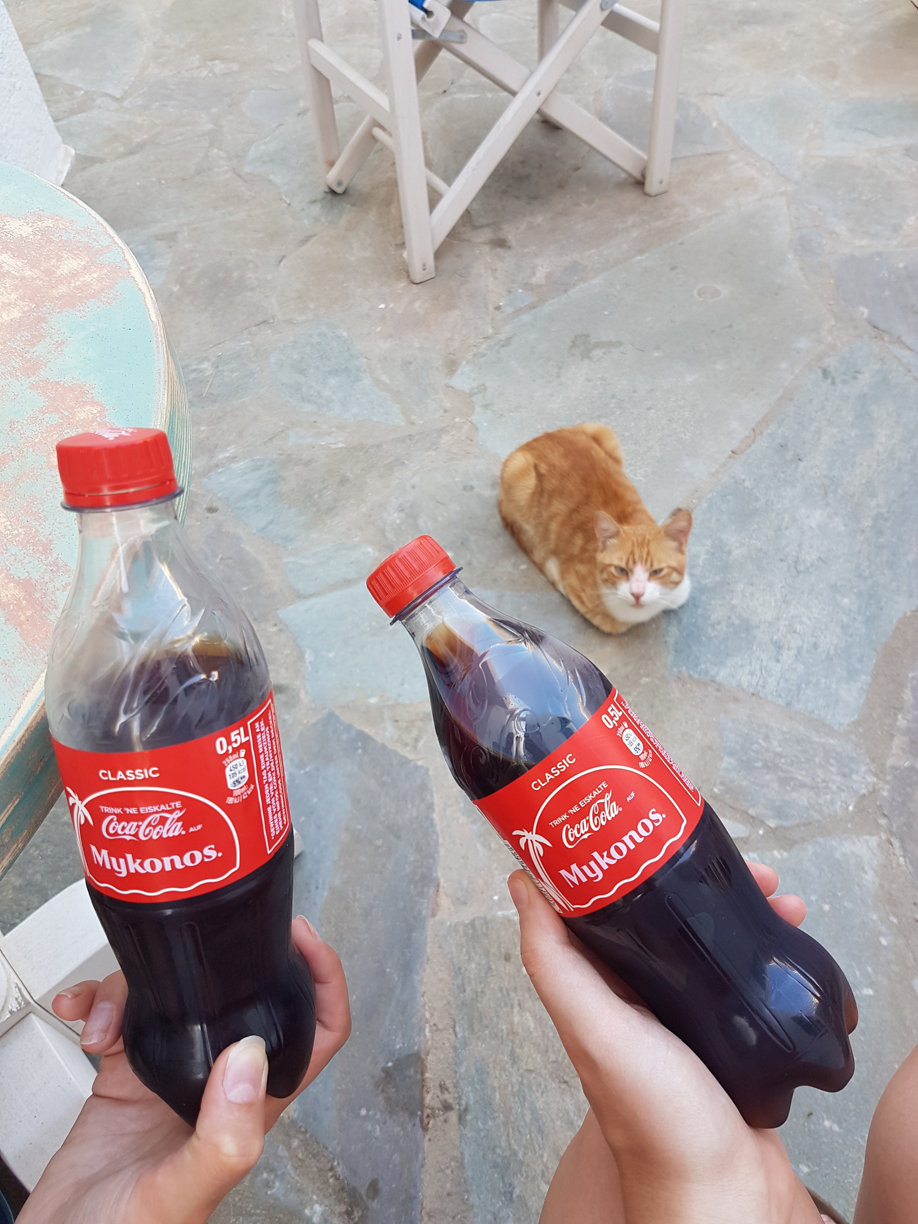 Schöne und erholsame Tage haben wir in Griechenland erlebt. Die Inseln sind einfach toll. Und bei heißem Wetter tut eine kühle Cola einfach gut: Prost!