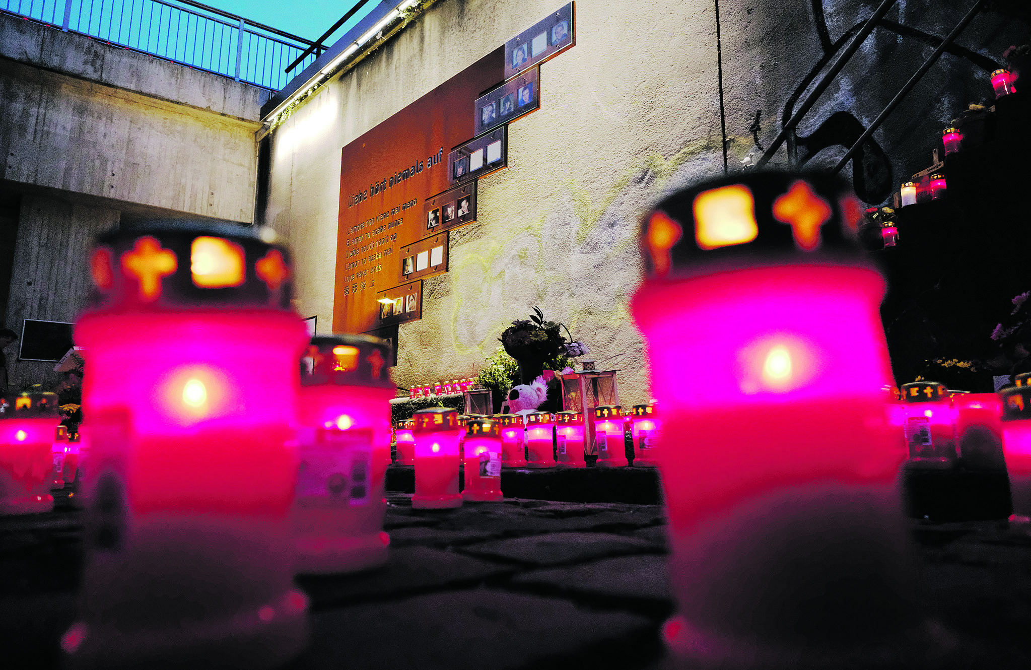 Mit der Nacht der 1.000 Lichter will Duisburg am Vorabend des achten Jahrestags der Opfer des Loveparade-Unglücks gedenken und so der Anteilnahme mit dem Leid und Schmerz der Angehörigen und Betroffenen stillen Ausdruck verleihen.
Archivfotos: Preuß