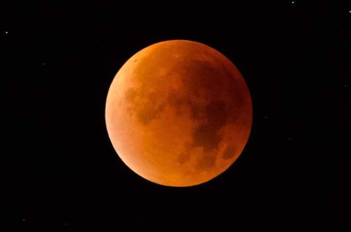 Auf tolle Bilder vom Blutmond hofft man in Essen am 27. Juli. Dieses Foto von einem derartigen Schauspiel am Himmel stelle Manuela Müller 2015 in den Lokalkompass.