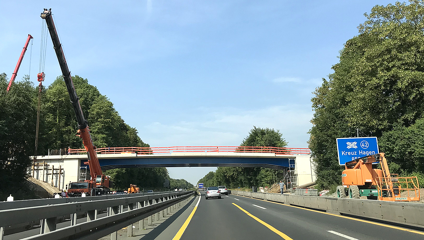 Die ersten Brückenkappen wurden bereits in der Nacht von Donnerstag auf Freitag angebracht. Dafür wurde die A46 in Fahrtrichtung Hagen gesperrt.