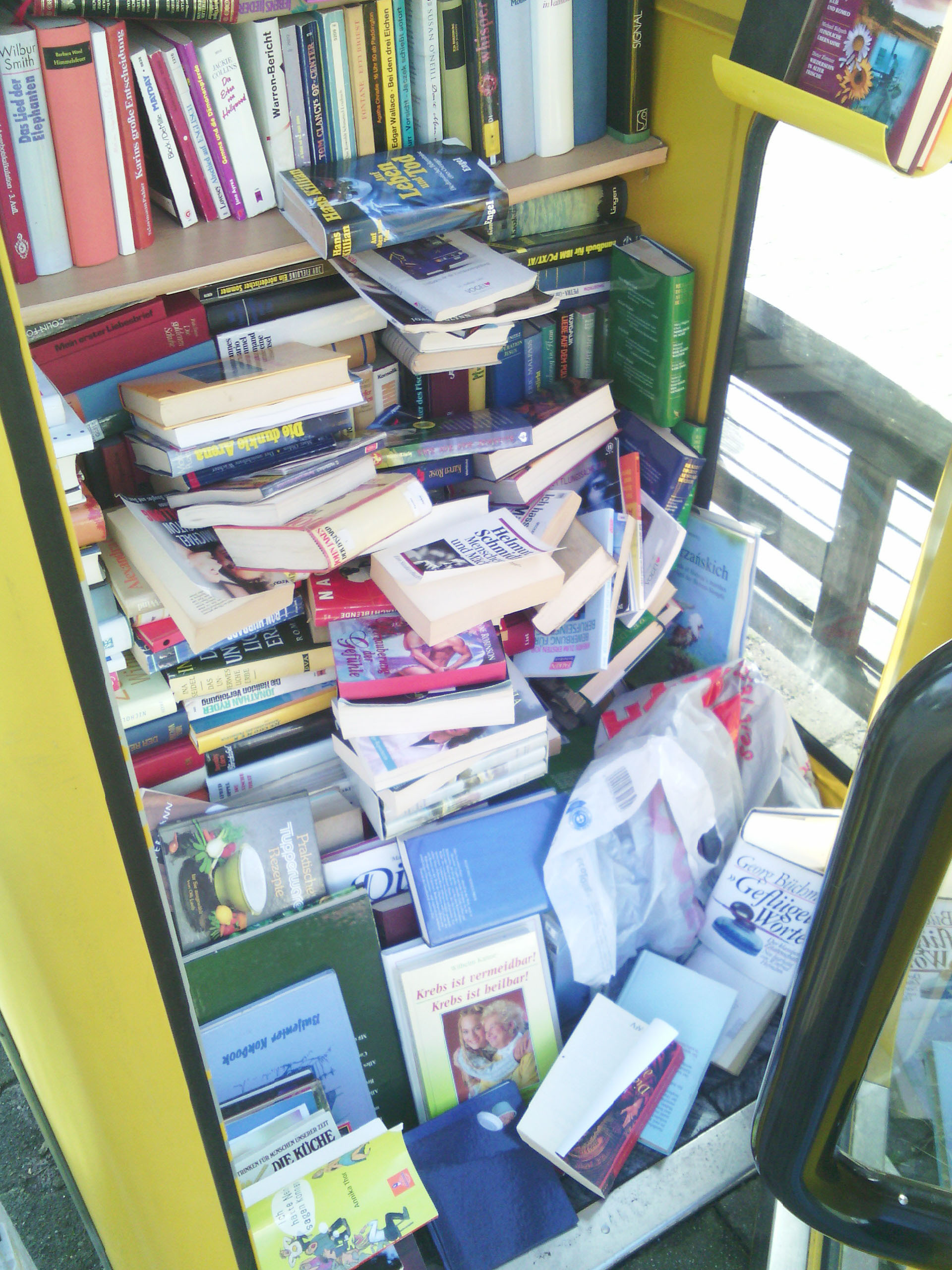 Die Büchertelefonzelle war in der Vergangenheit oftmals zugemüllt.