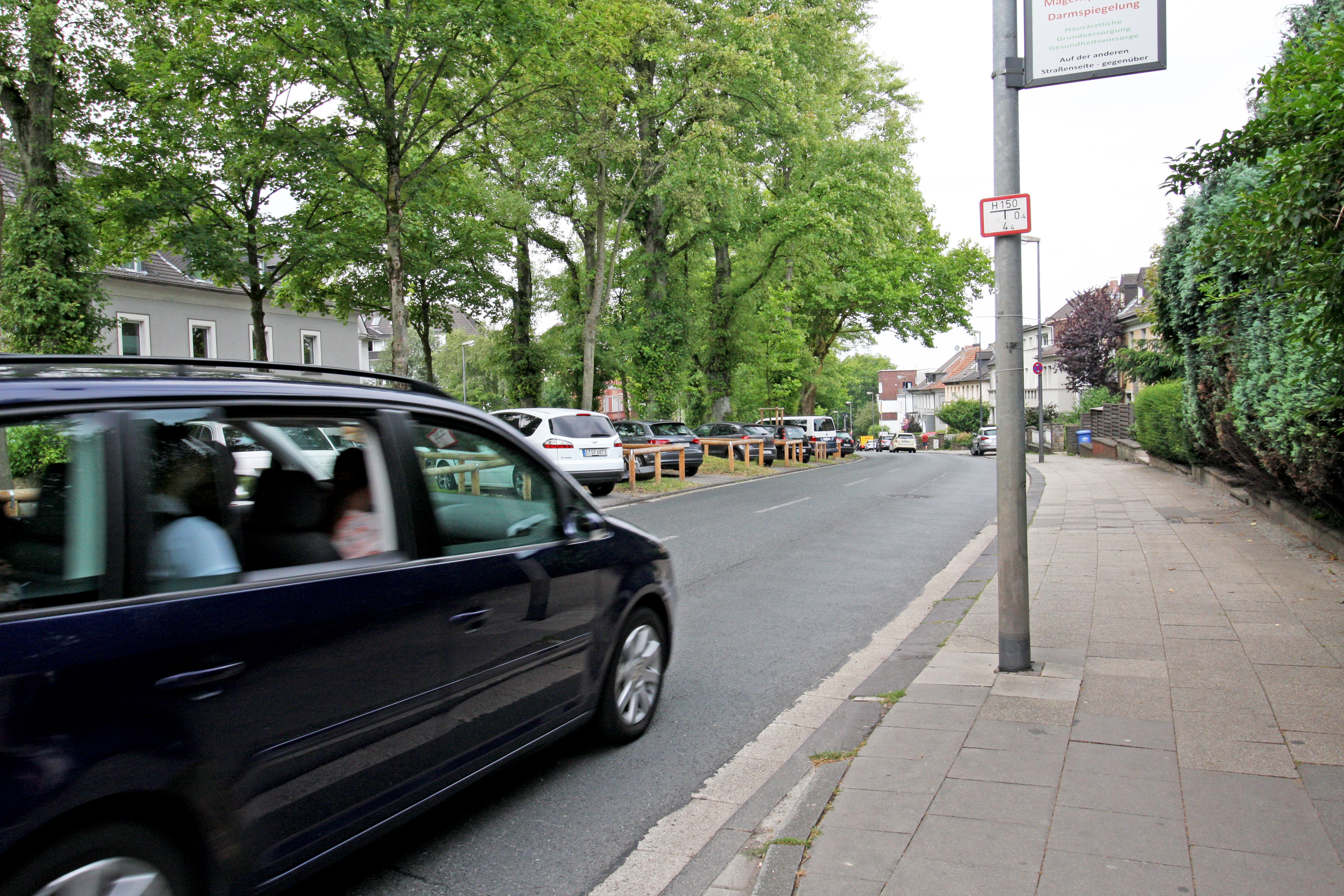 Stadteinwärts beschreibt die Ruhrallee eine Kurve, die die Sicht der Autofahrer auf das Geschehen vor dem Kinderhaus erschwert. Foto: VKJ