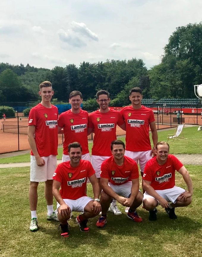 Die vierten NBV-Herren freuen sich über ihren Aufstieg (von hinten links) Jan Temmink, Yannik Ullrich, Kevin Peter, Adrian Boenisch, und.vorne llinks Kevin Lotz, Niklas Strathmann, Nikolaas Hülsbeck