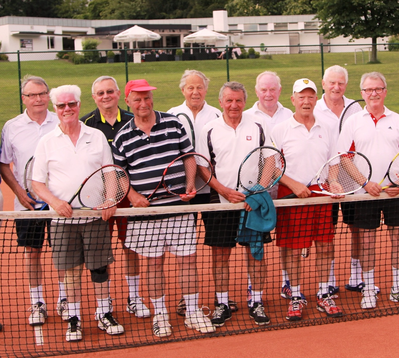 Die zweiten Herren 70 haben nur ganz knapp den Sprung in die Verbandsliga verfehlt: Von links nach rechts: Heinz Tepel, Karl Heinz Fuchs, Hans Gerd Kotthaus, Hermann Feldbaum, Willi Horn, Karl Heinz Mintert, Egon Bein, Klaus Rudolph, Hans Günter Clashaus, Hans Otto Wagner, es fehlt Helmut Bartoszek.