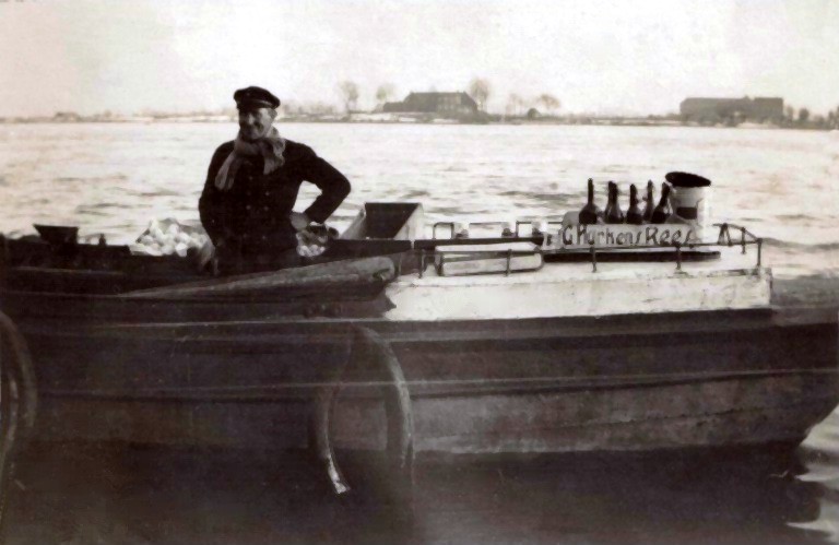 Günter Hurkens mit seinem Proviantboot in Rees auf dem Rhein
(Repro: Dirk Kleinwegen)