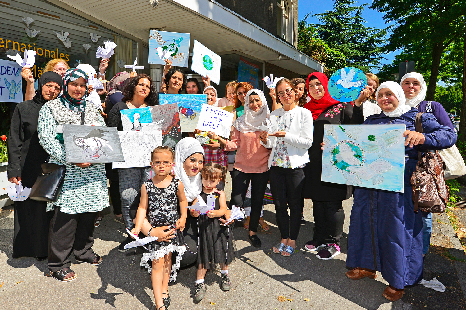 "Frieden für die Welt" lautet das Projekt des "Internationalen Mädchenzentrums Gladbeck". In Gladbeck lebenden Frauen aus insgesamt acht Ländern haben sich beteiligt und auch ein "Friedensfenster" gestaltet.