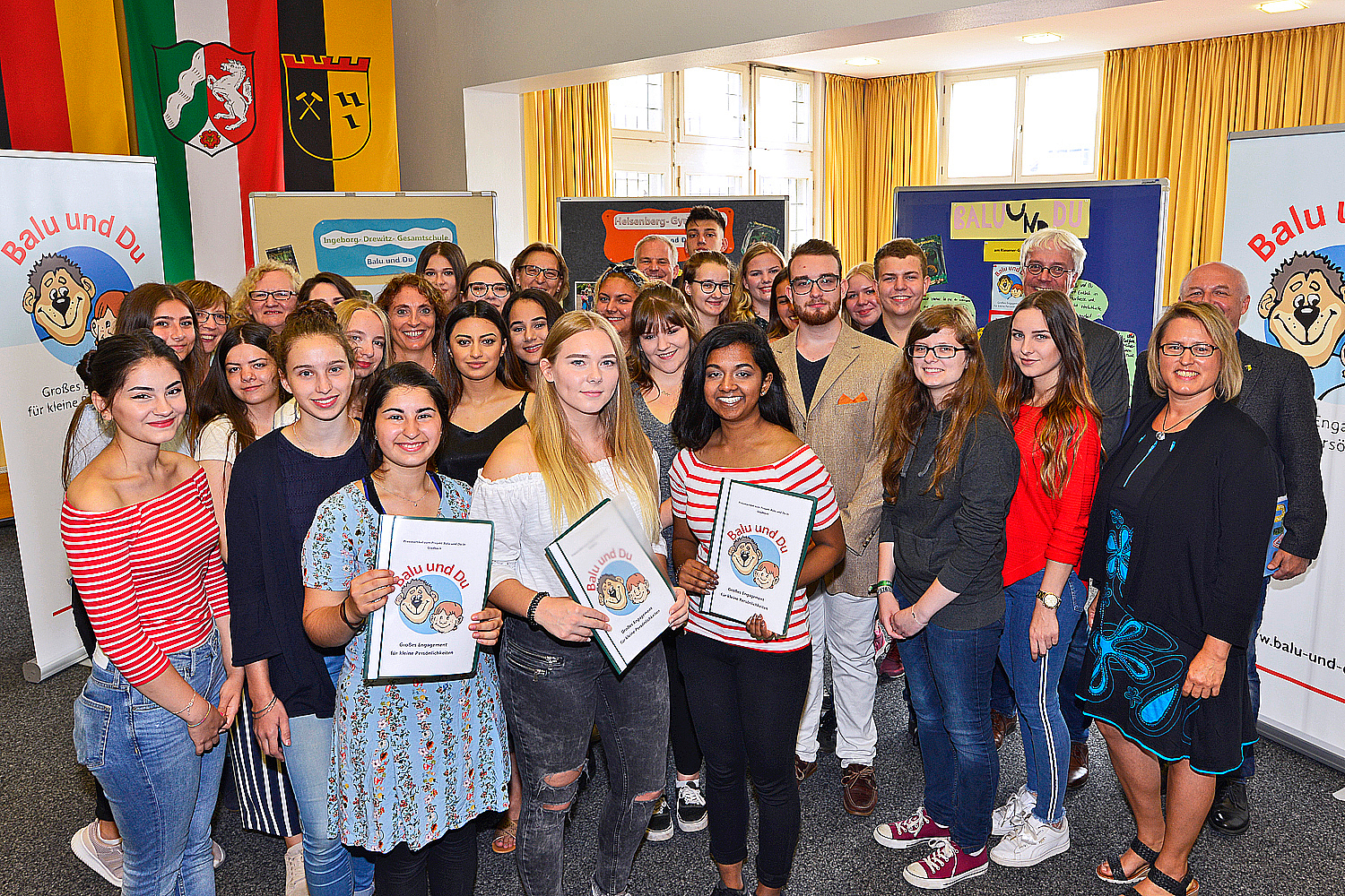 24 Oberstufenschüler aus Gladbeck übernahmen als "Balus" im Schuljahr 2017/2018 eine Patenschaft über einen Grundschüler. Als sichtbares Zeichen des Dankes und Anerkennung für das soziale Engagement auf Ehrenamtsbasis gab es für die jungen Damen und Herren aus den Händen des 1. Beigeordneten Rainer Weichelt eine offizielle Bescheinigung des Landes Nordrhein-Westfalen.