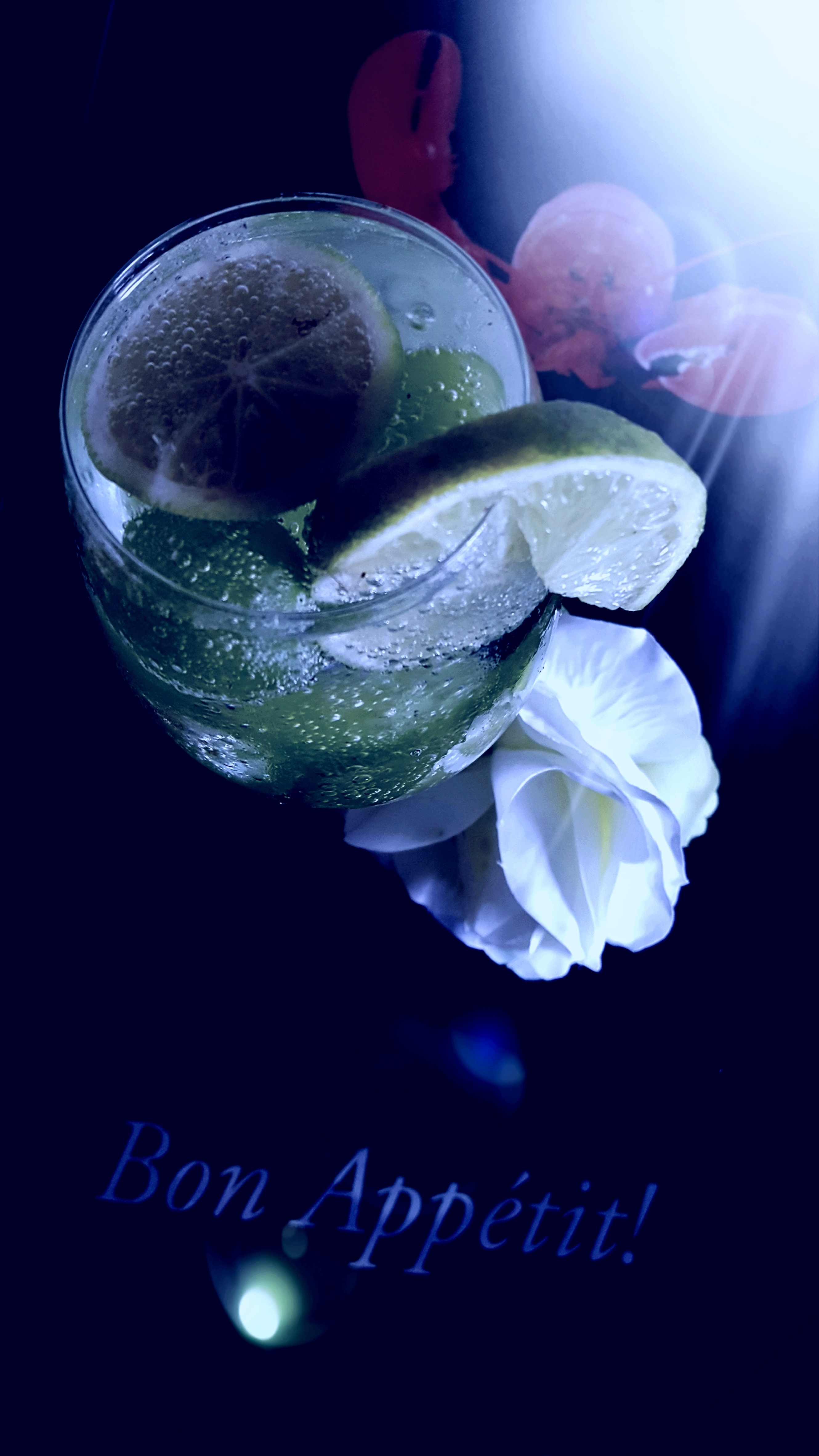 Zuhause im Garten-Mineralwasser mit Limette und Weintraube.