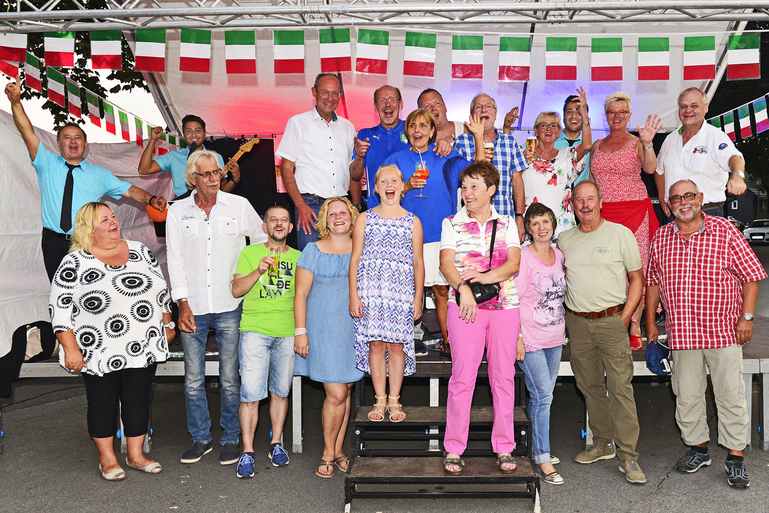 Zur "I Gemelli" Band extra auf die Bühne geholt: Einige wichtige Helfer/innen, stellvertretend für alle im gut funktionierenden Team um Werner Hülsermann. Auch Bürgermeister Ulrich Roland, selbst Rentforter und Mitglied in der Siedlergemeinschaft, durfte mit Gattin Christa natürlich nicht fehlen. Foto: Kariger