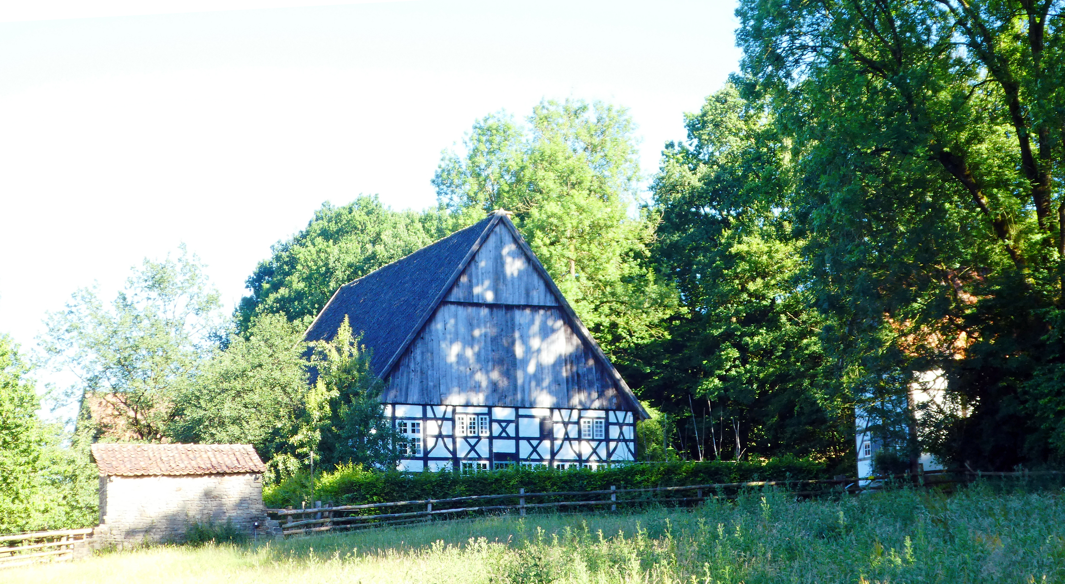 Im Bereich "Westlicher Hellweghof" im Westfälischen Freilichtmuseum in Detmold hat der historische Brackeler Hof Hidding/Segering, der einst an der Oesterstraße 24 stand, eine neue Heimat gefunden.