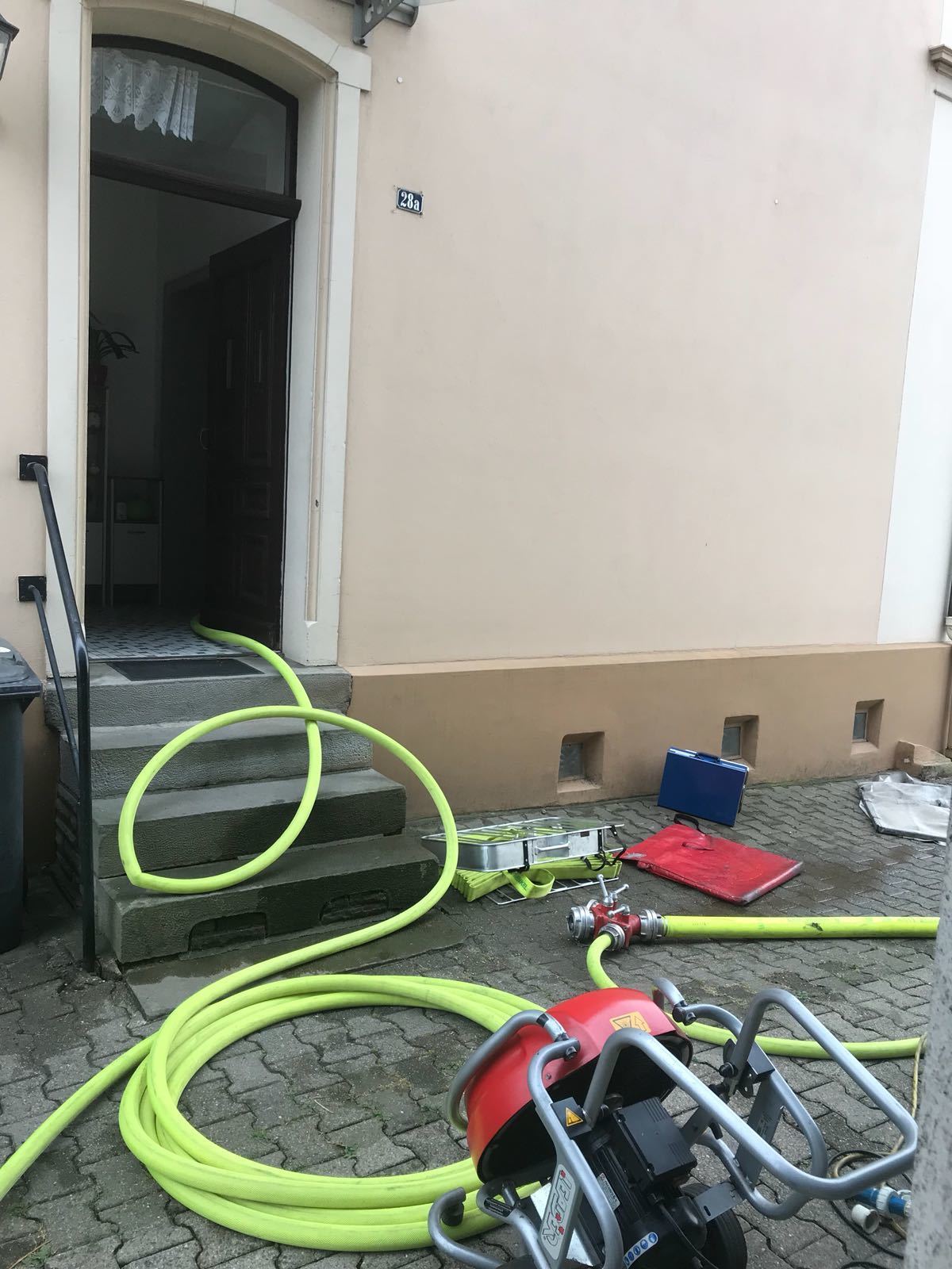 Einsatzmaßnahmen der Feuerwehr.