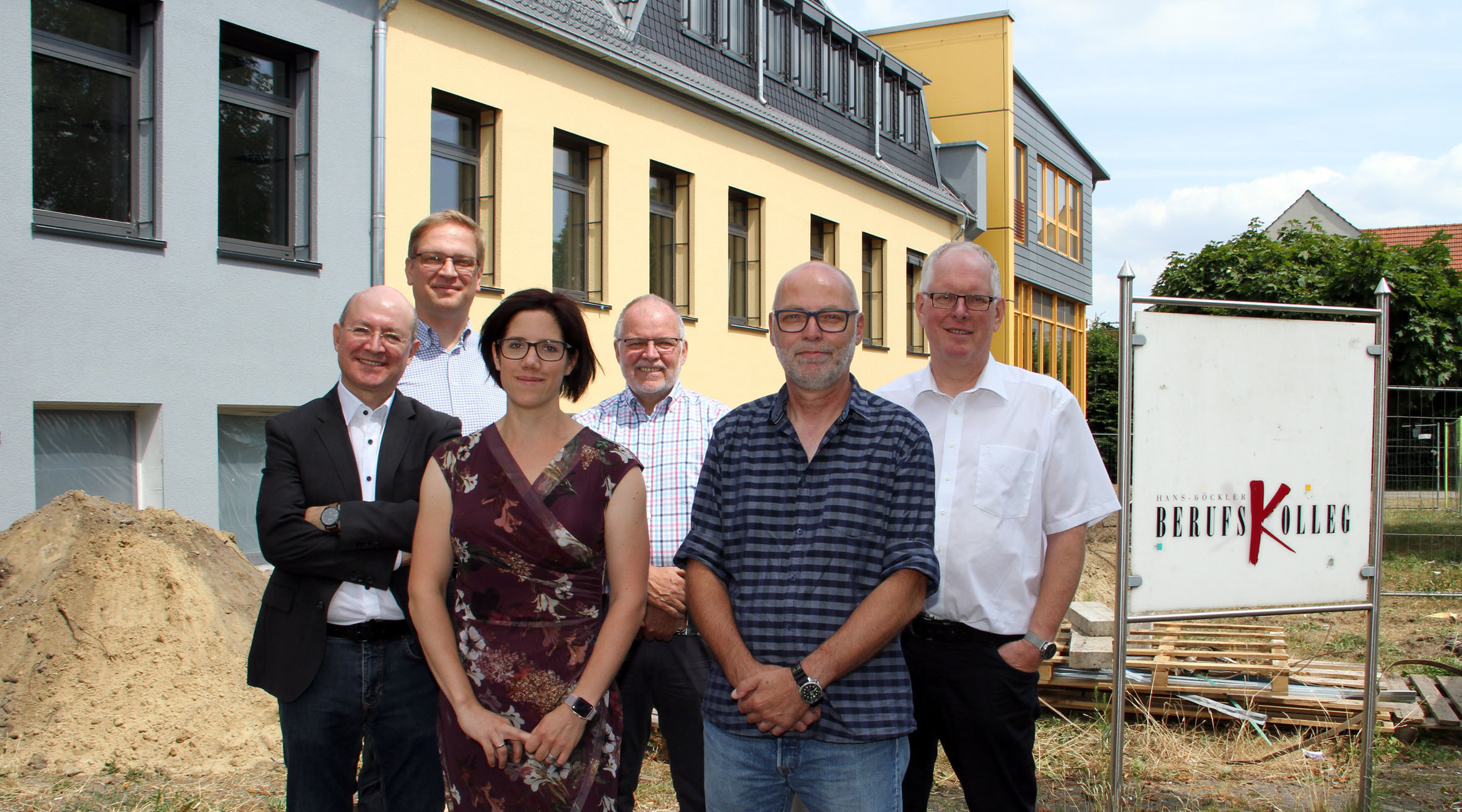 Freuten sich über die voranschreitenden Bauarbeiten: (v.l.) Wolfgang Großer (Schulleiter Hans-Böckler-Berufskolleg), Joachim Lange (stv. Schulleitung), Kathrin Ollers (stv. Schulleitung), Volker Ehlert (Kreis Recklinghausen), Peter Goller (Kreis Recklinghausen) und Landrat Cay Süberkrüb.