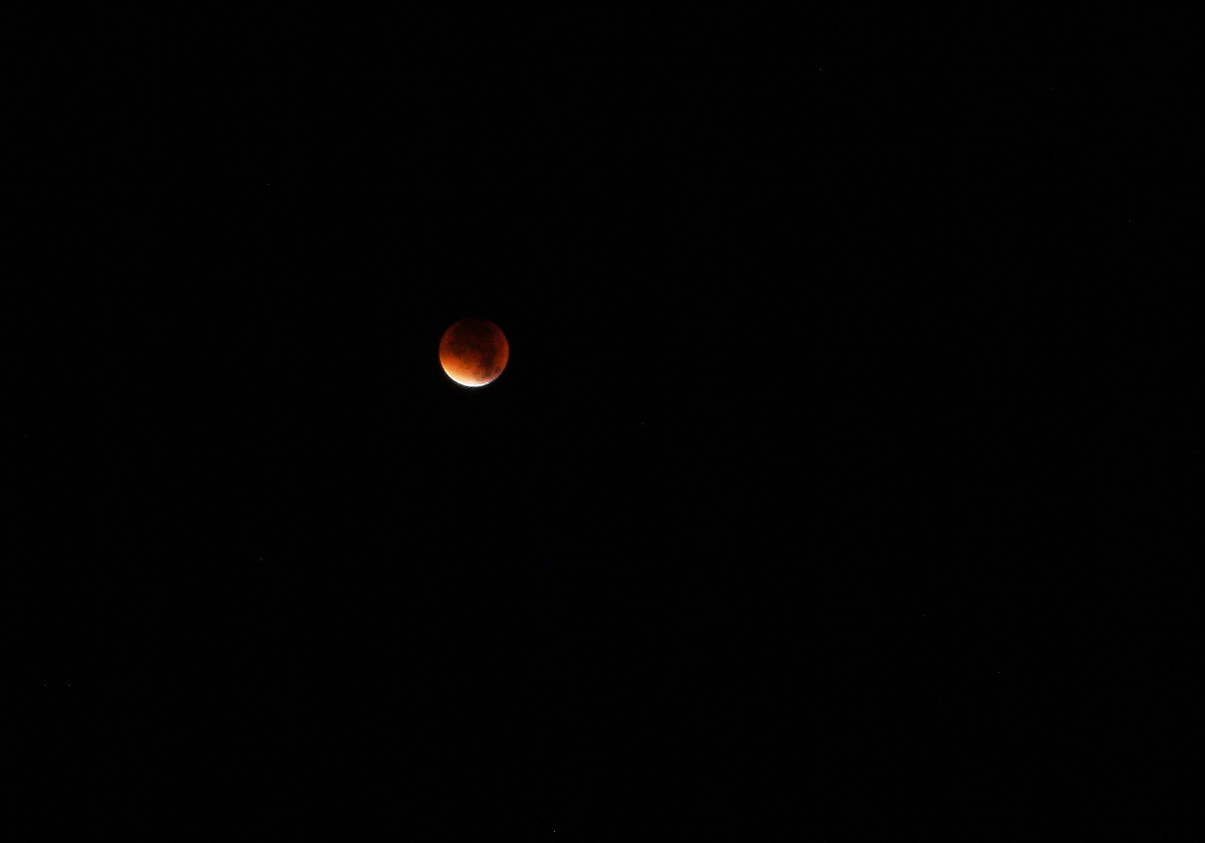 Mondfinsternis vom 28.09.2015. Die Aufnahme entstand kurz nach 4 Uhr, wenige Minuten vor Beginn der totalen Phase. Der helle Bereich unten links auf dem Mond erhält noch direktes Sonnenlicht, während der Rest bereits im Erdschatten ist.