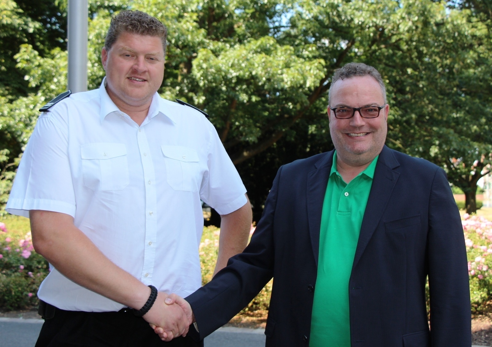 Bürgermeister Bodo Klimpel gratulierte am Montag Torsten Tangermann, der die Position des stellvertretenden Wehrleiters übernehmen wird.