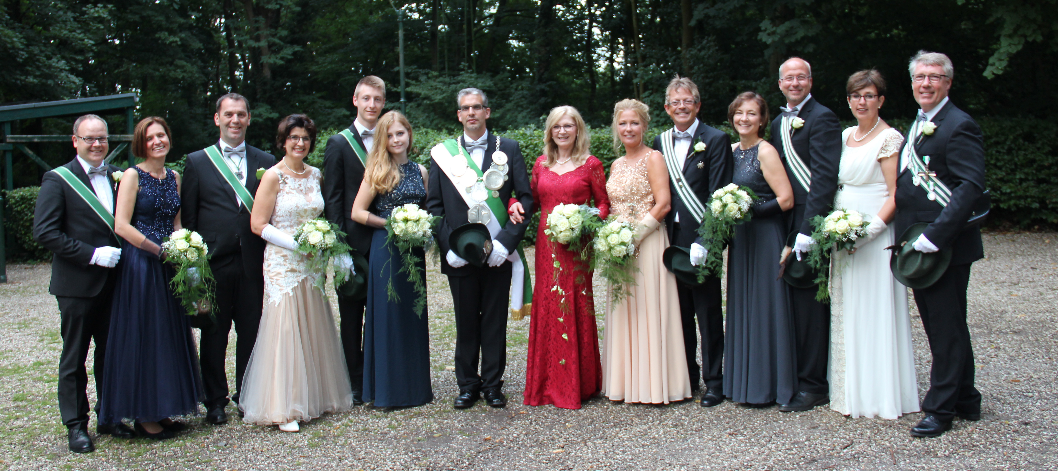Der amtierende Thron der Schützengesellschaft Xanten mit den Exzellenzen Marcus und Melanie Schmidt, Rainer und Anette Theunissen, Mark Sengutta und Sina Vonderbank, König Martin Janßen und Königin Claudia Lorito, Exzellenzen Veronika und Dr. Michael Vonderbank, Nicole und Dr. Michael Klewes, Jenny und Martin Watterott.
