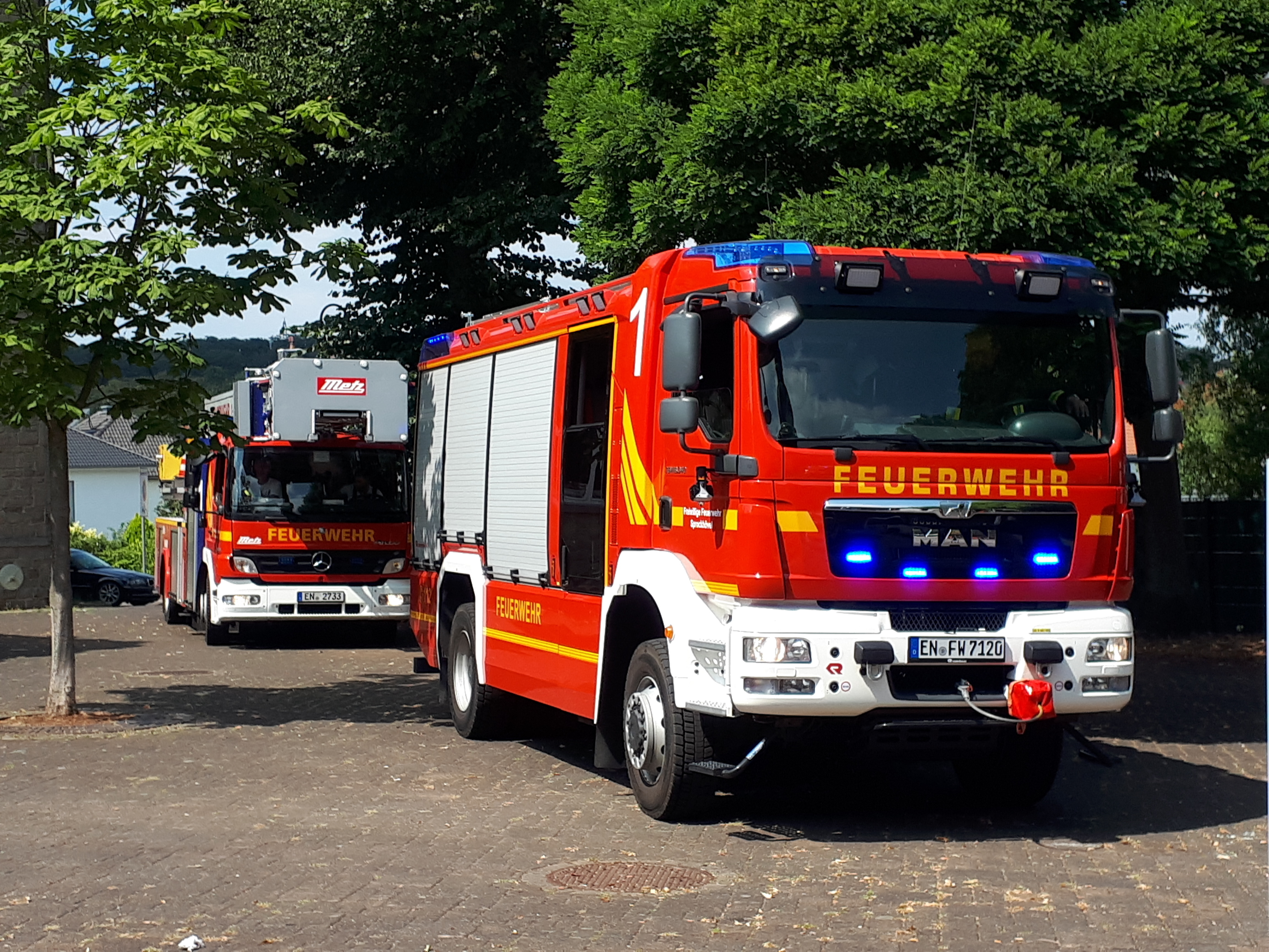 Die Fahrzeuge des LZ Niedersprockhövel treffen an der Einsatzstelle ein.