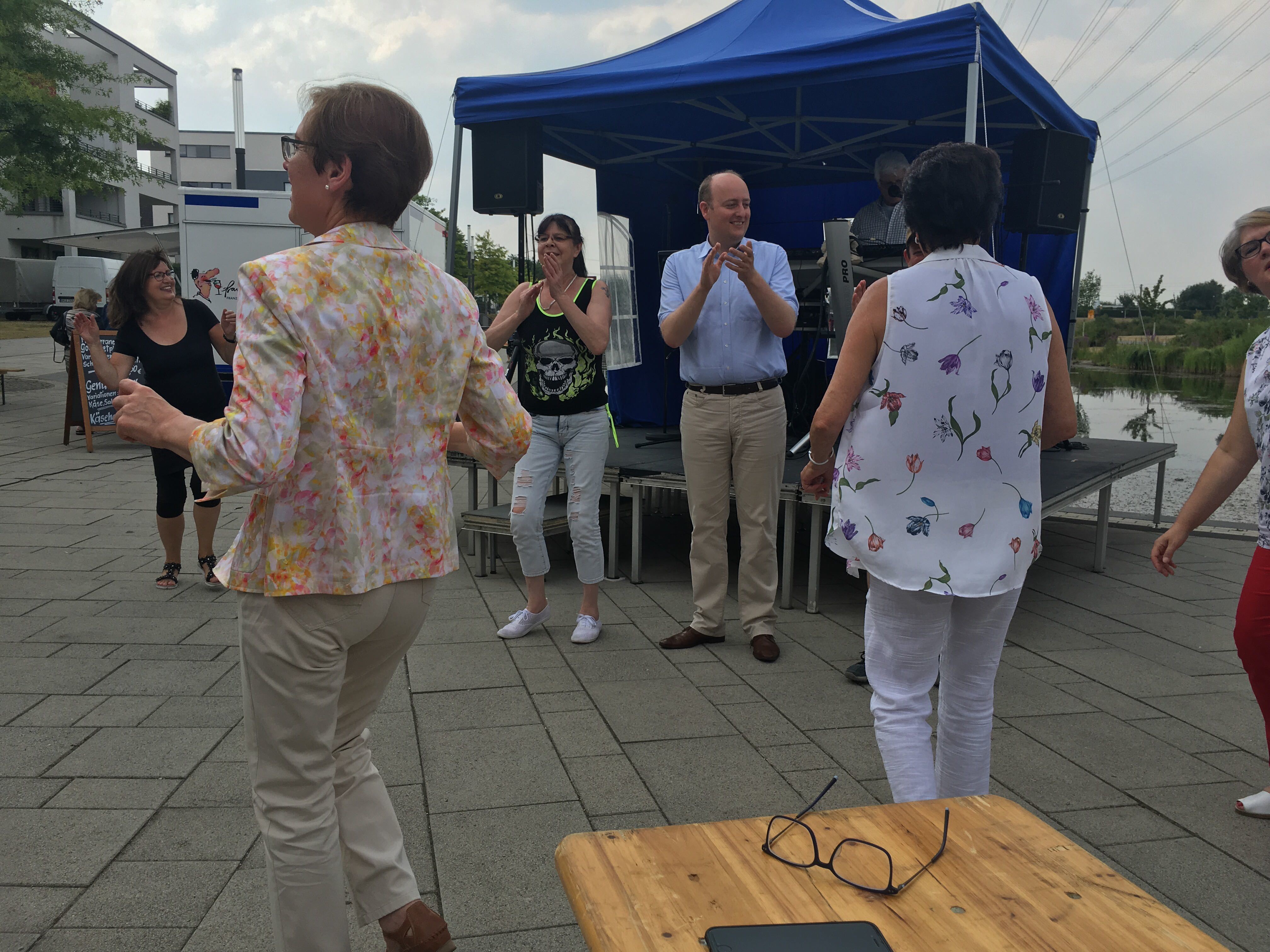 Altendorfer Fest mit Wein, Weib, Tänzen und TAUFE...Matthias Hauer zieht die Frauen magisch an. Und der Altendorfer Bürgerverein zieht Hauer an: Taufrisches Mitglied. Foto: Herbert Eisenmenger