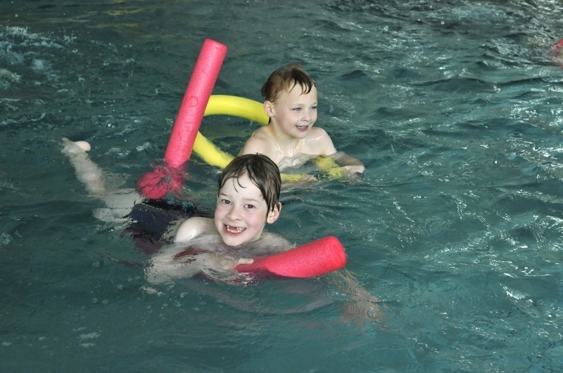 Das Schwimmen lernen die Kinder zunächst mit Hilfsmitteln.