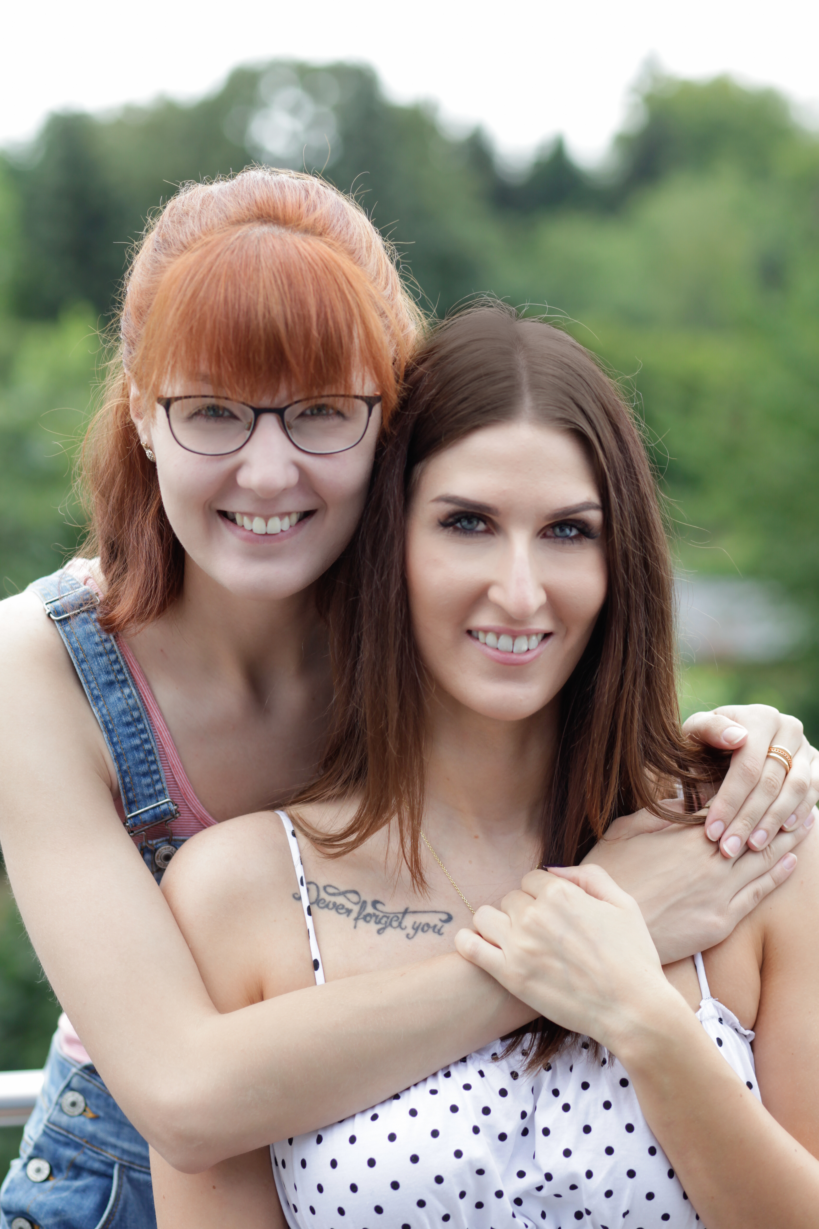Marie (l.) und Chantal (r.) kennen sich seit der fünften Klasse - und sind seitdem unzertrennlich. Obwohl sie anders kaum sein könnten. "Der Reiz liegt in den Unterschieden", sagen sie. "Wir lachen viel miteinander, können über alles reden. Wir sind wie Schwestern." Wie ist das bei Euch? Wer ist Eure beste Freundin/Euer bester Freund? Seit wann kennt Ihr Euch? Und was macht Eure Freundschaft aus? Macht mit bei unserer Aktion anlässlich des Tags der Freundschaft am 30. Juli - und holt Euch den Gewinn.