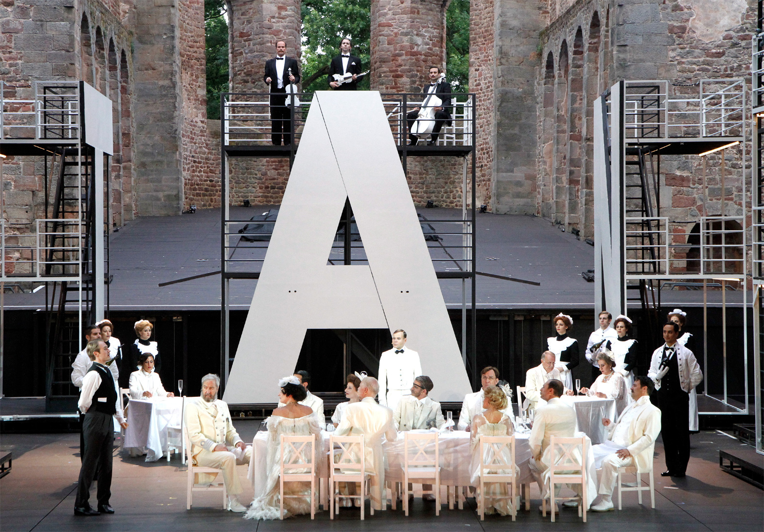 Die erste Klasse speist vornehm, der Kapitänstisch ist begehrt. Nina Janke als Charlotte Drake Cardoza sitzt aber lieber links im Hintergrund...
Foto: Bad Hersfelder Festspiele/K. Lefebvre