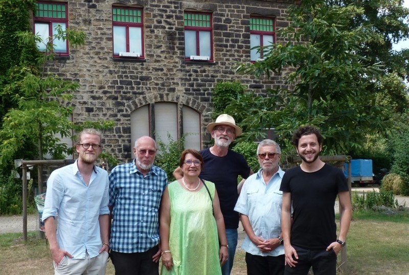 Die Beuchergruppe der Grünen mit Walter Körsgen (mit Hut) vorm Hauptgebäude des Christopherushofes