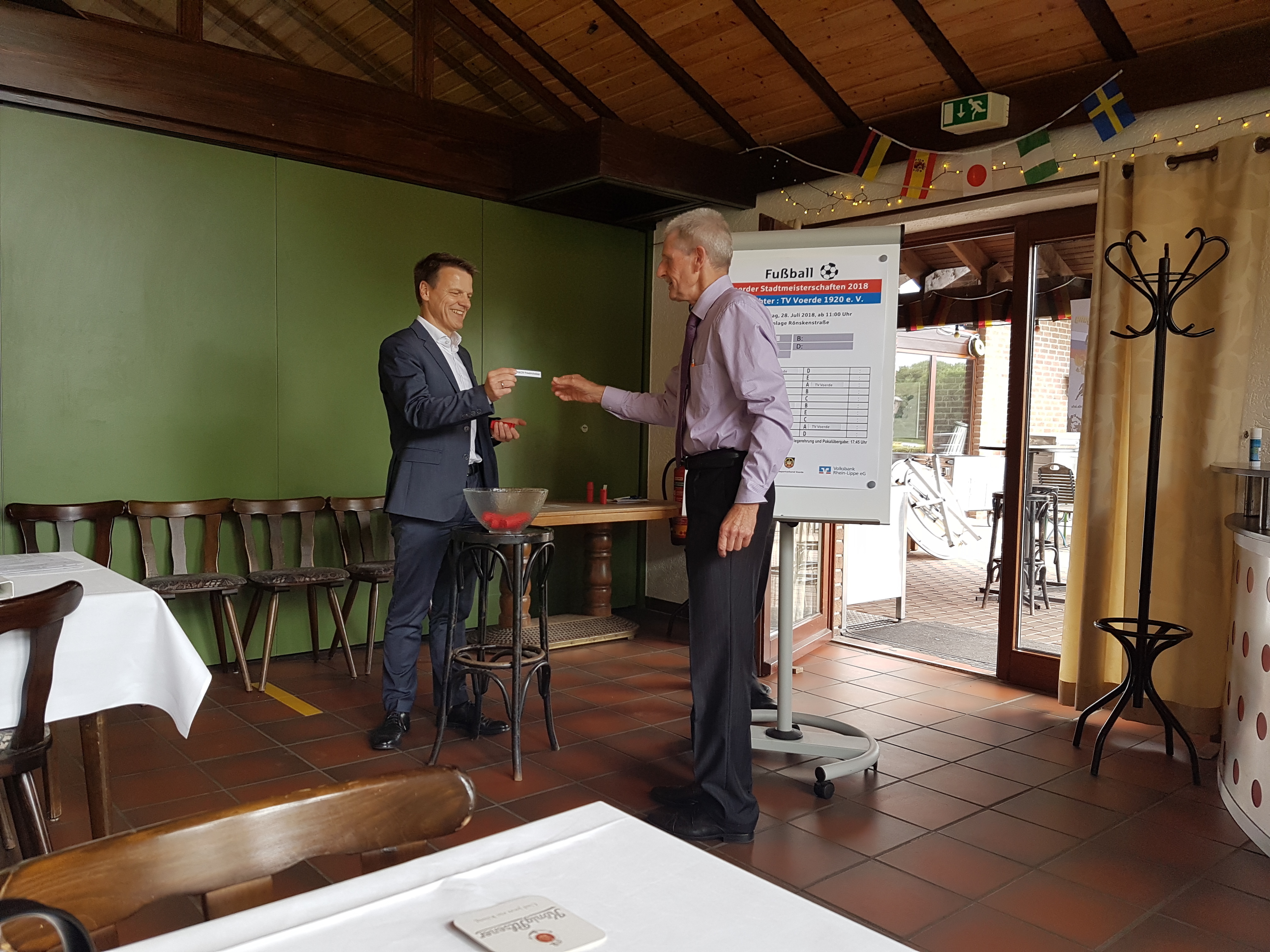 Dirk Haarmann und Gerhard Rademacher bei der Auslosung.
