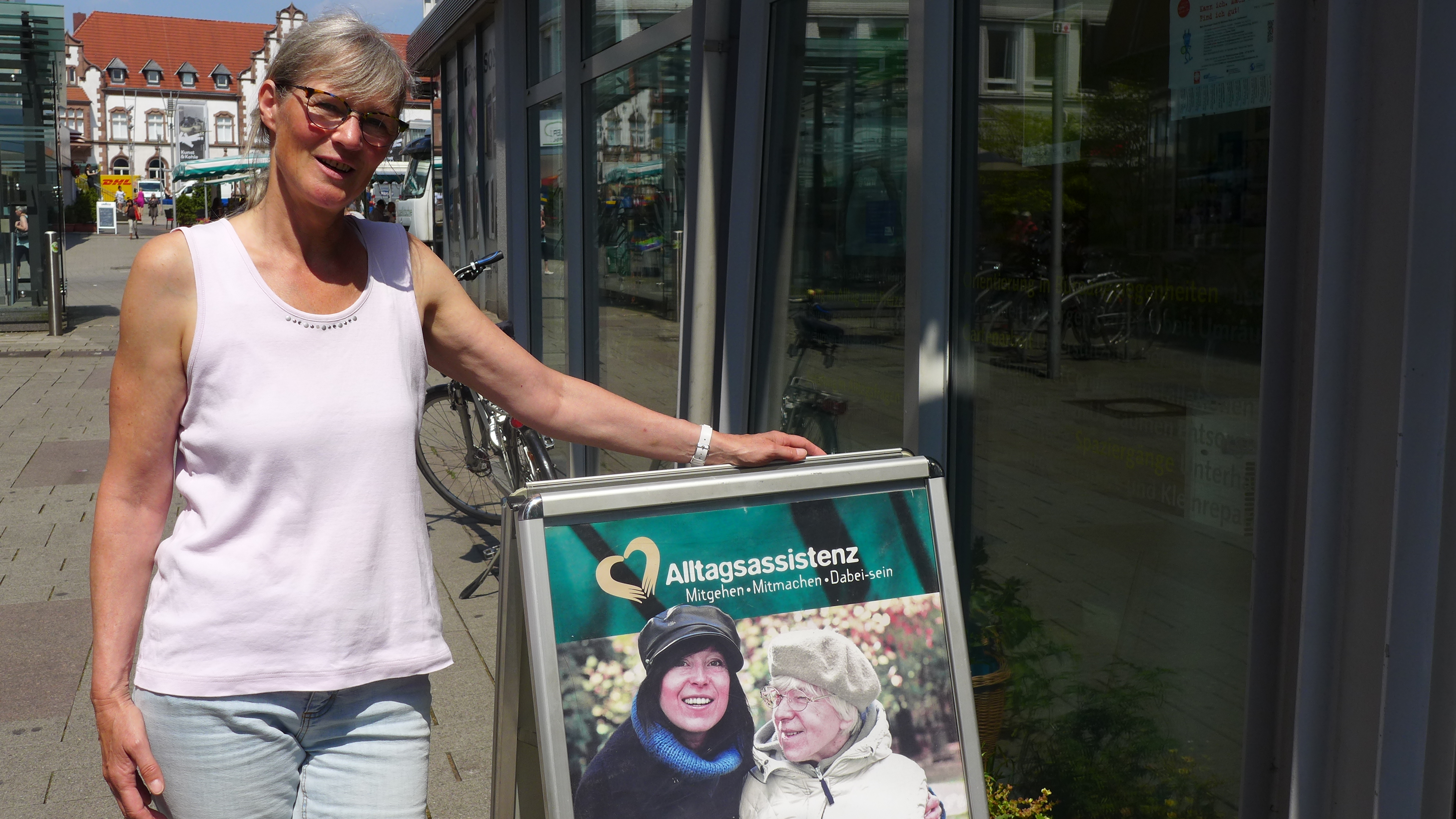 Sabine Dams vor dem Büro der Alltagsassistenz an der Viktoriastraße, die sie seit zehn Jahren leitet. (Foto Emons)