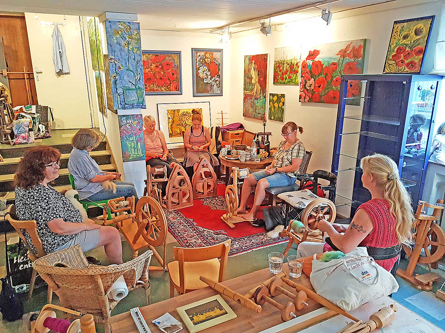 Jeden Dienstag trifft sich der Spinn-Club im Atelier Lichtburg um gemeinsam dem Hobby zu frönen (v.l.): Annette Schweihoff, Anne Gethmann-Siefert, Margitta Siewert, Anika Bönsch, Anja Handf und Daniela Kuhnert. Fotos: Nitschke
