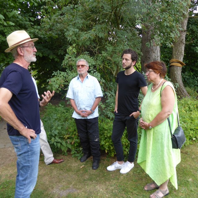 Gespräche beim Rundgang über Konzepte und Abläufe auf dem Hof