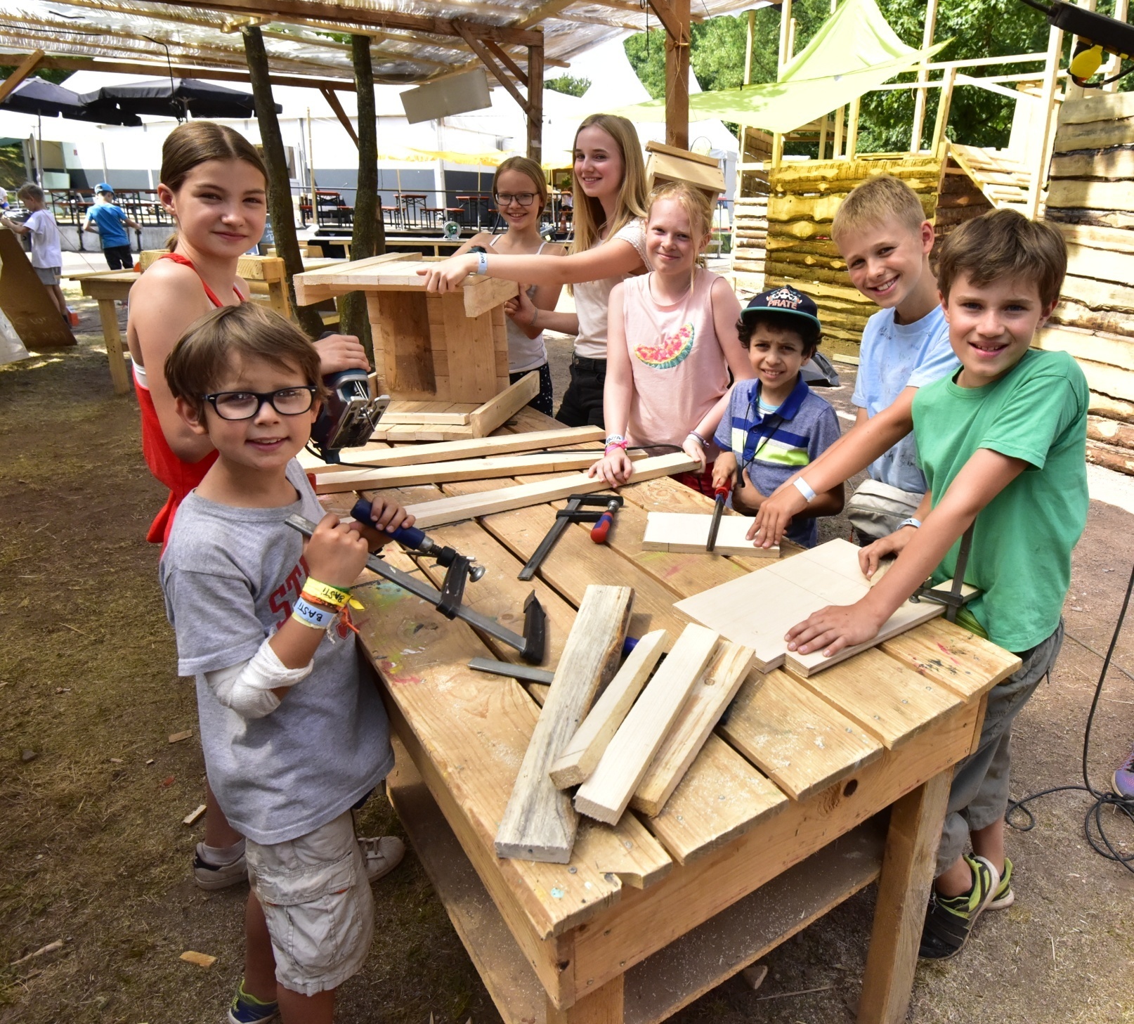 Es wird gehämmert, gesägt, geplant, musiziert, geprobt und vieles mehr. Auch beim diesjährigen Düsseldörfchen geht es wieder rund. Jede Menge kleine Hände packen mit an. Bald muss die Kinderstadt stehen. Und bei der Hitze hat Bürgermeister Hannes sogar eine Poolparty genehmigt.