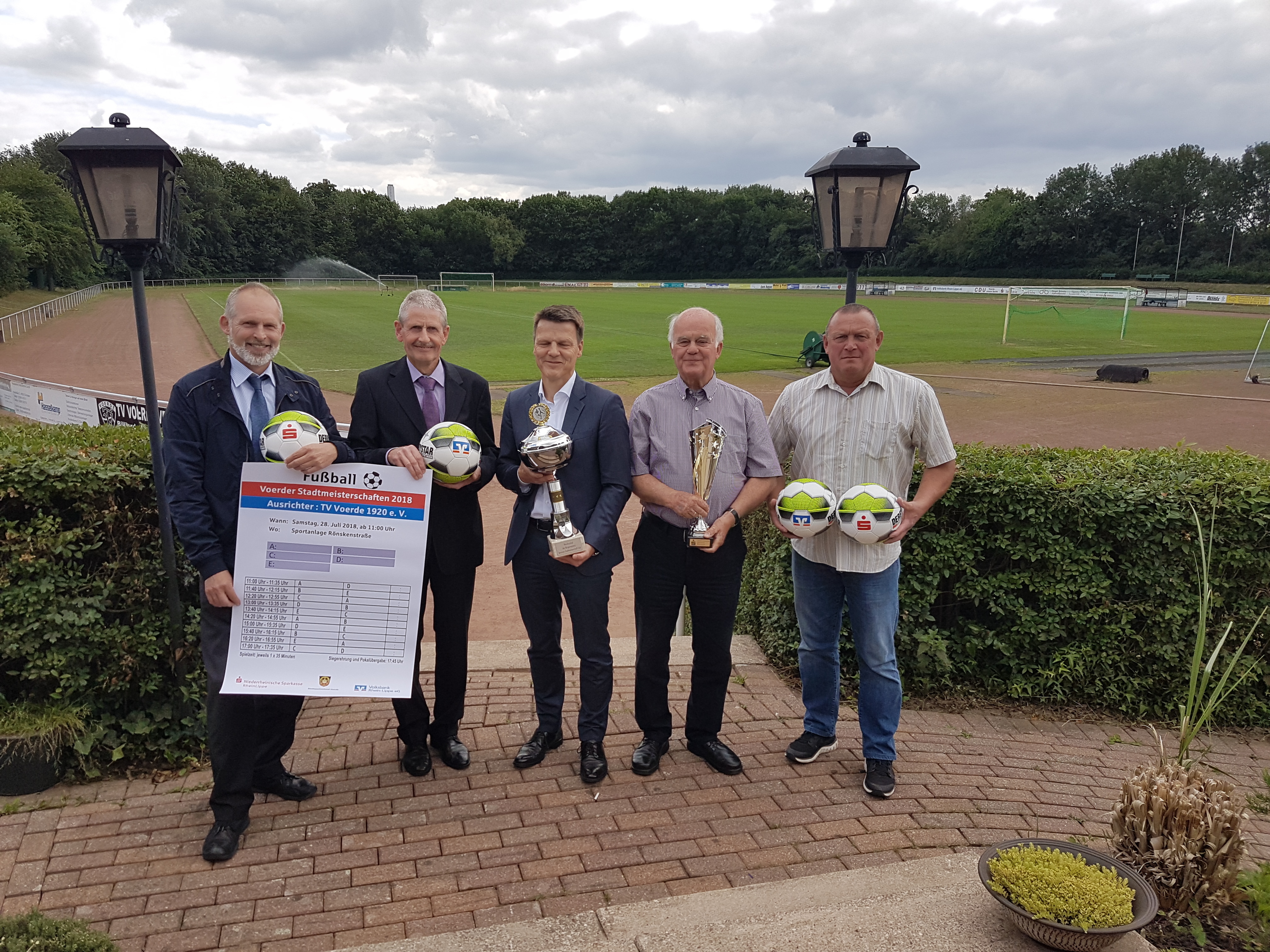 Freuen sich auf spannende und faire Partien: Jörg Bäumken (Volksbank), Gerd Rademacher (Sparkasse), Bürgermeister Dirk Haarmann, Dieter Ellerbrock (Stadtsportverband) und Norbert Litschko (TV Voerde).