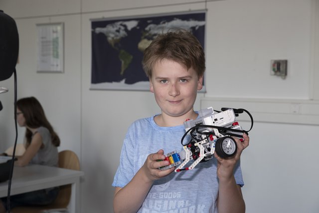 Stolz präsentiert Rafael seinen Roboter.