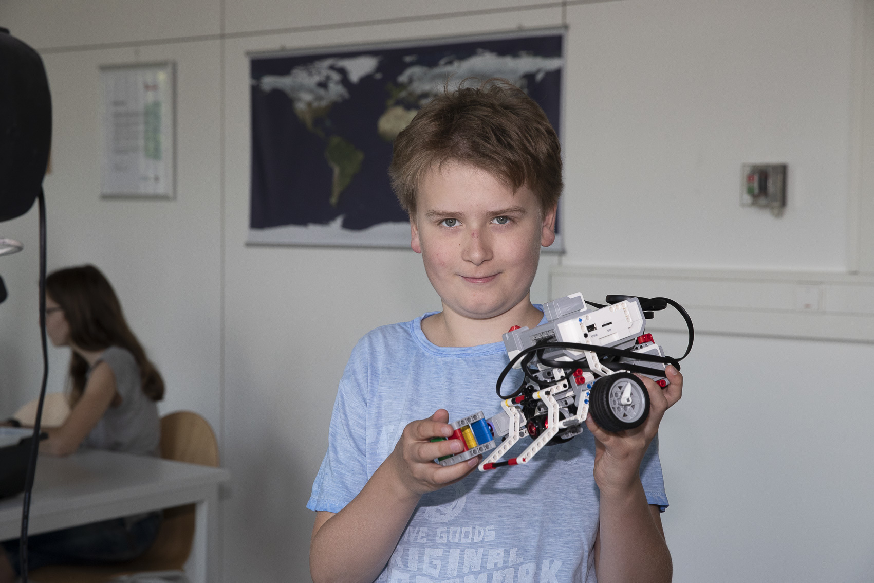 Stolz präsentiert Rafael seinen Roboter.