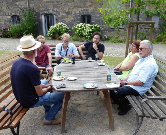 Abschlußgespräch im Innenhof des des Wohnprojekts