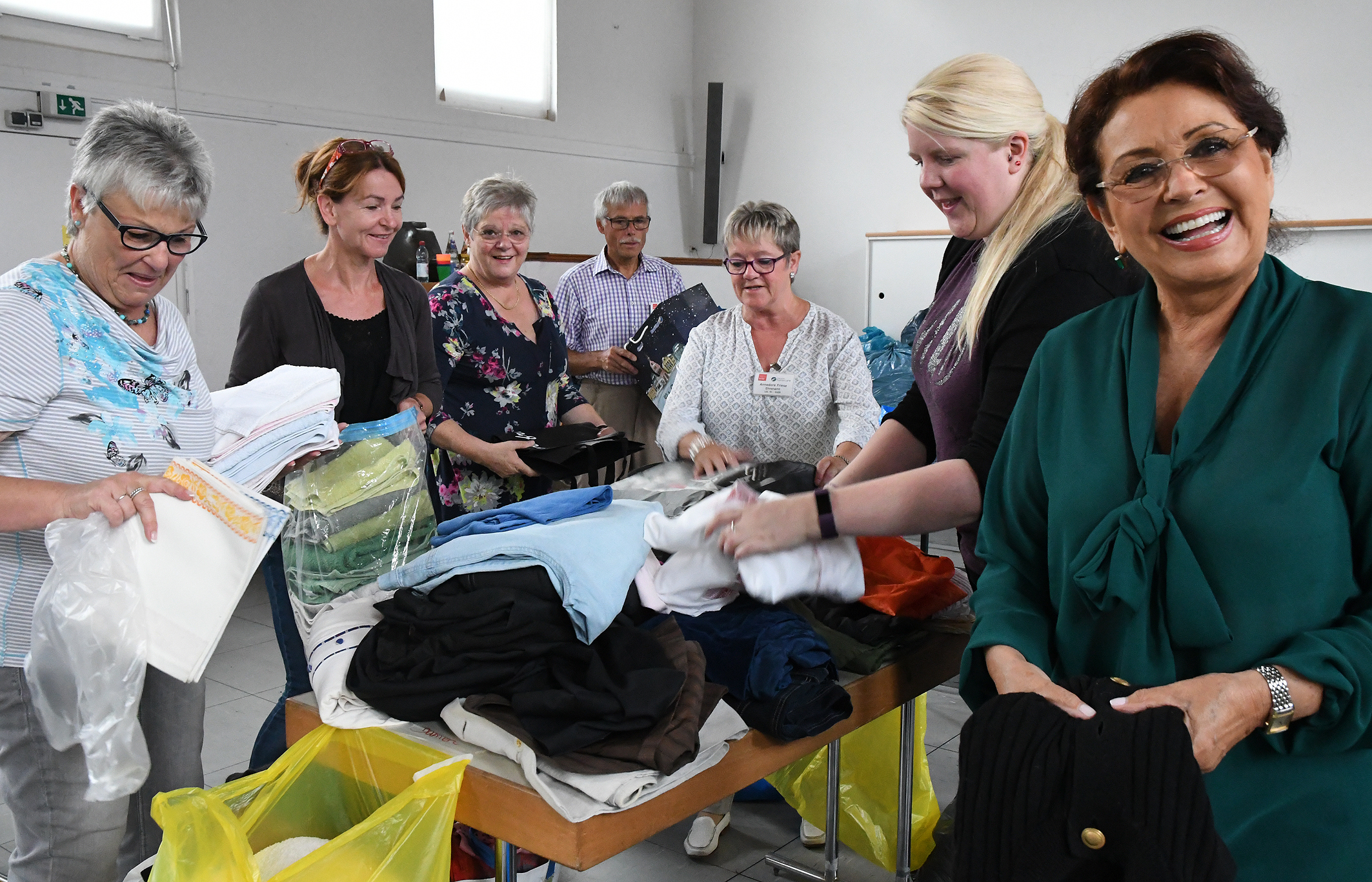 Eva Broll (l.) und ihre Mitstreiter im Gemeindesaal von Christi Himmelfahrt.
Foto: Archiv / Bangert