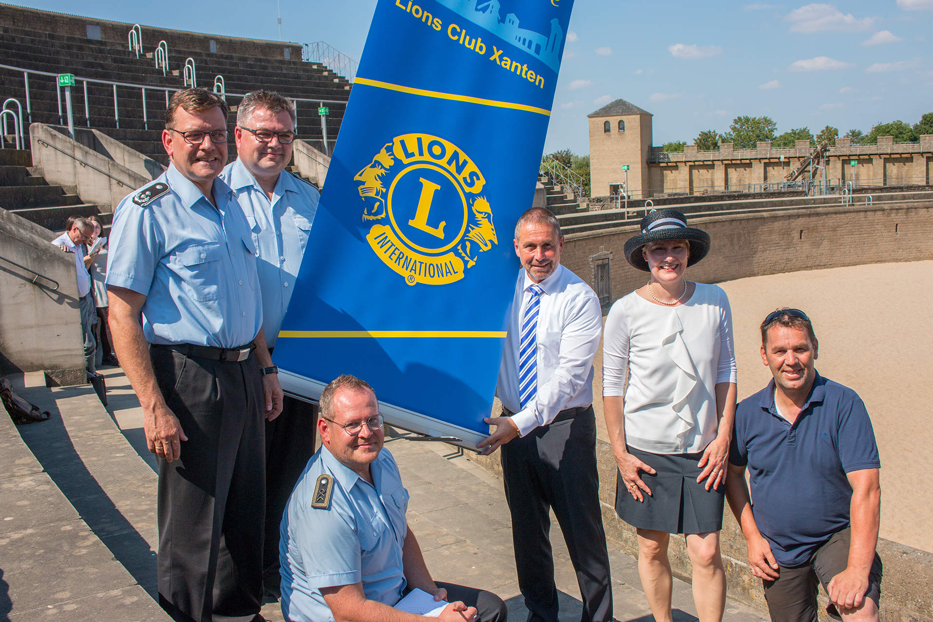 Machen die Arena Xanten zur "Arena di Verona". Von links: Dirigent und Leiter Christoph Scheibling, Manager Stefan Hahn, Stephan Müller (für den Aufbau zuständig), Guido Lohmann (VoBa NIederrhein eG.), Elisabeth Maas und Rainer Theunissen (Lions Xanten)