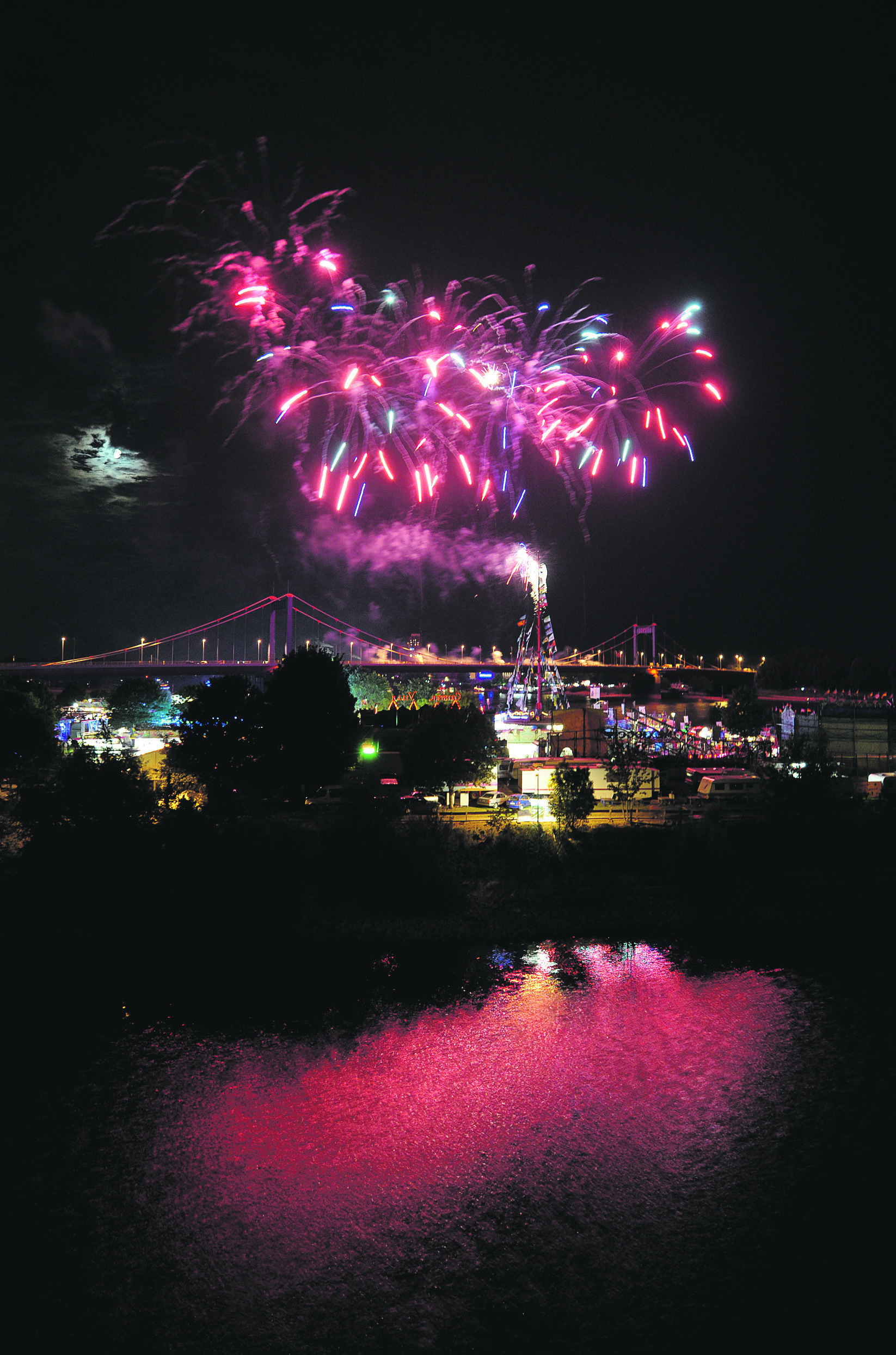Wenn am Freitagabend um 23 Uhr wieder das große Feuerwerk-Spektakel beginnt, werden von drei Großpositionen und 22 weiteren Positionen Kugel- und Zylinderbomben abgeschossen, die den Himmel über Ruhrort hell erleuchten. Fotos: Frank Preuß
