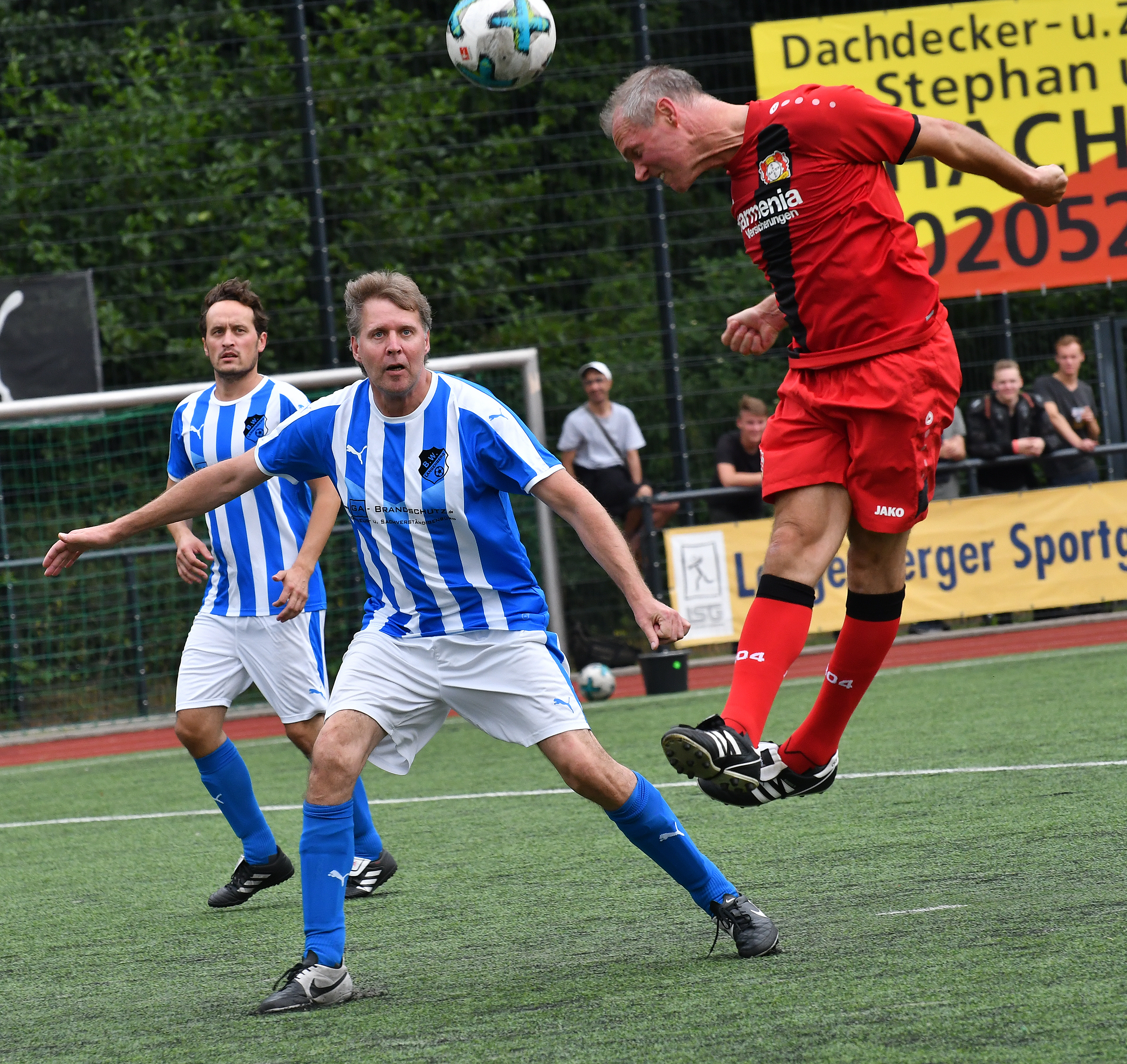 Weil Blau-Weiß Langenberg den Barmenia-Fairplay-Pokal gewonnen hatte, durfte der Verein die Traditionsmannschaft von Bayer Leverkusen im Nizzatal begrüßen.